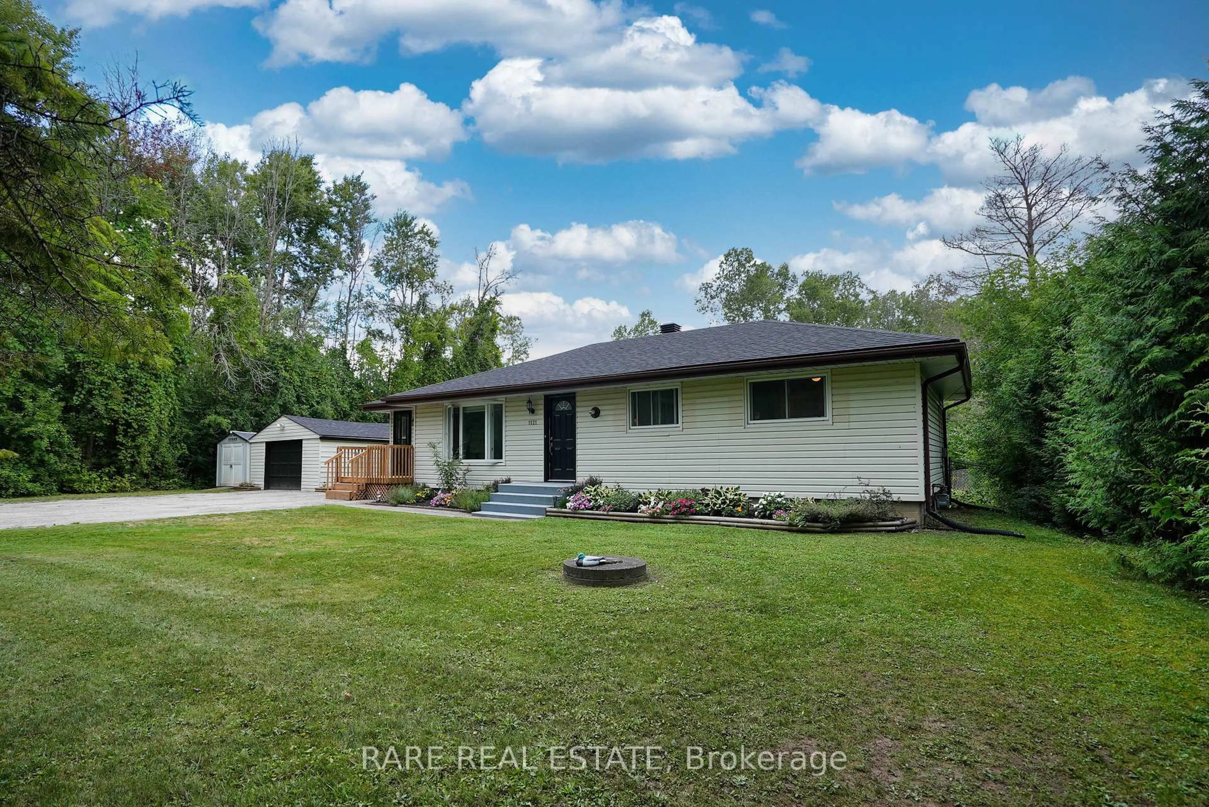 A pic from outside/outdoor area/front of a property/back of a property/a pic from drone, unknown for 1121 Ferrier Ave, Innisfil Ontario L0L 1W0