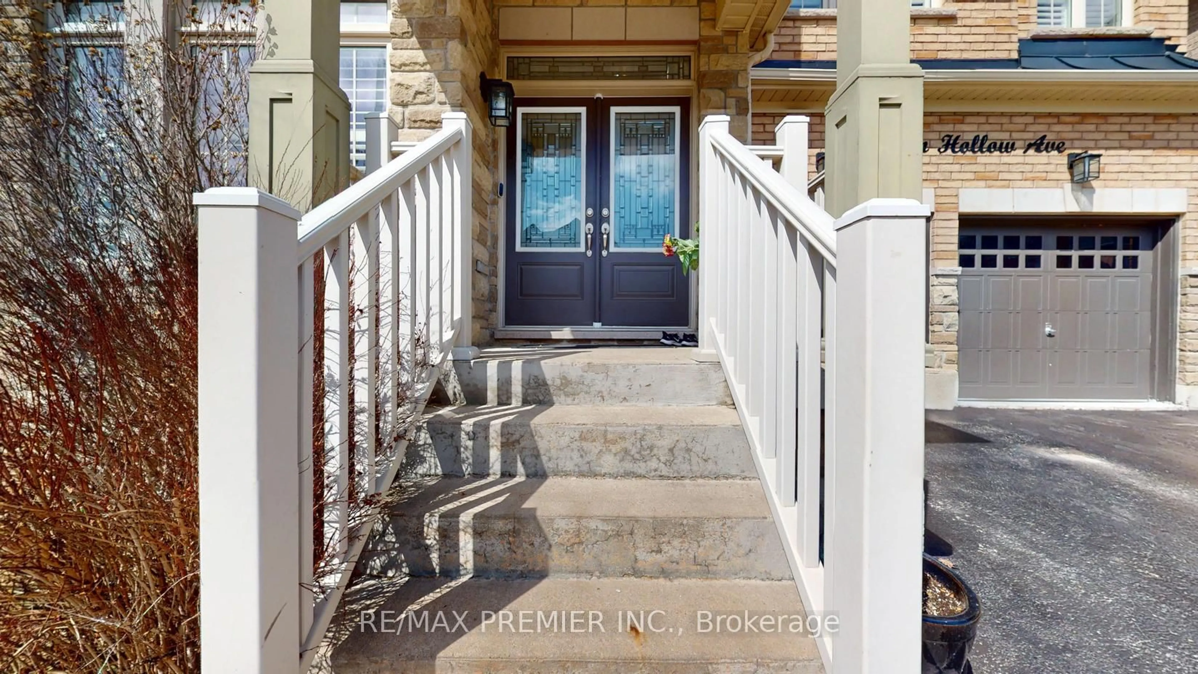 Indoor entryway for 48 Heron Hollow Ave, Richmond Hill Ontario L4E 0G9