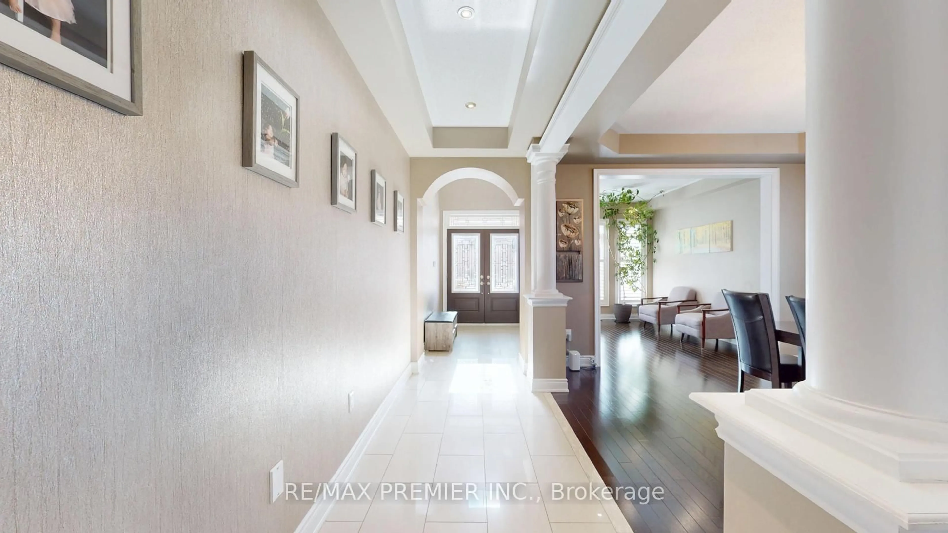 Indoor foyer for 48 Heron Hollow Ave, Richmond Hill Ontario L4E 0G9