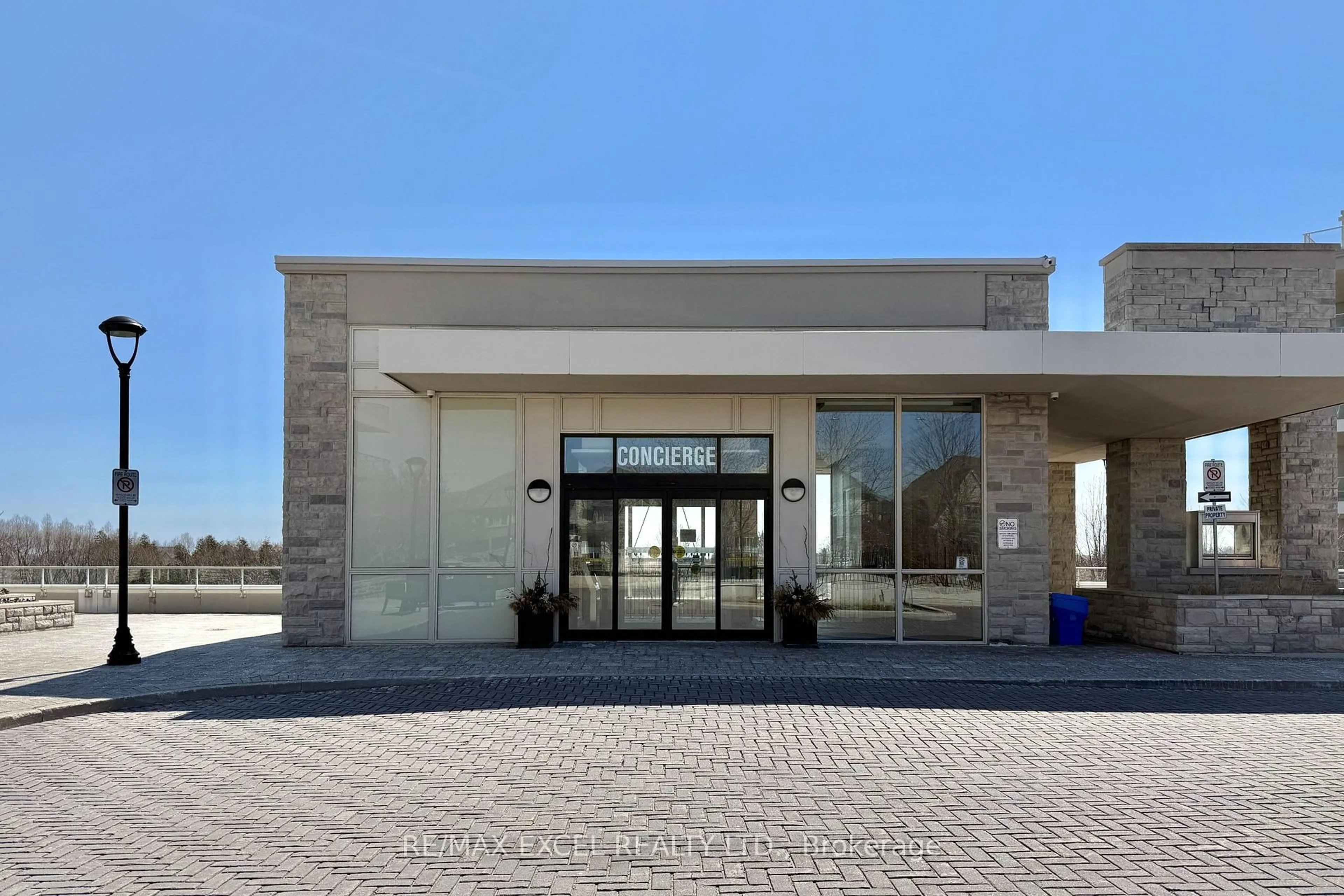 Indoor foyer for 9 Stollery Pond Cres #208, Markham Ontario L6C 1K4