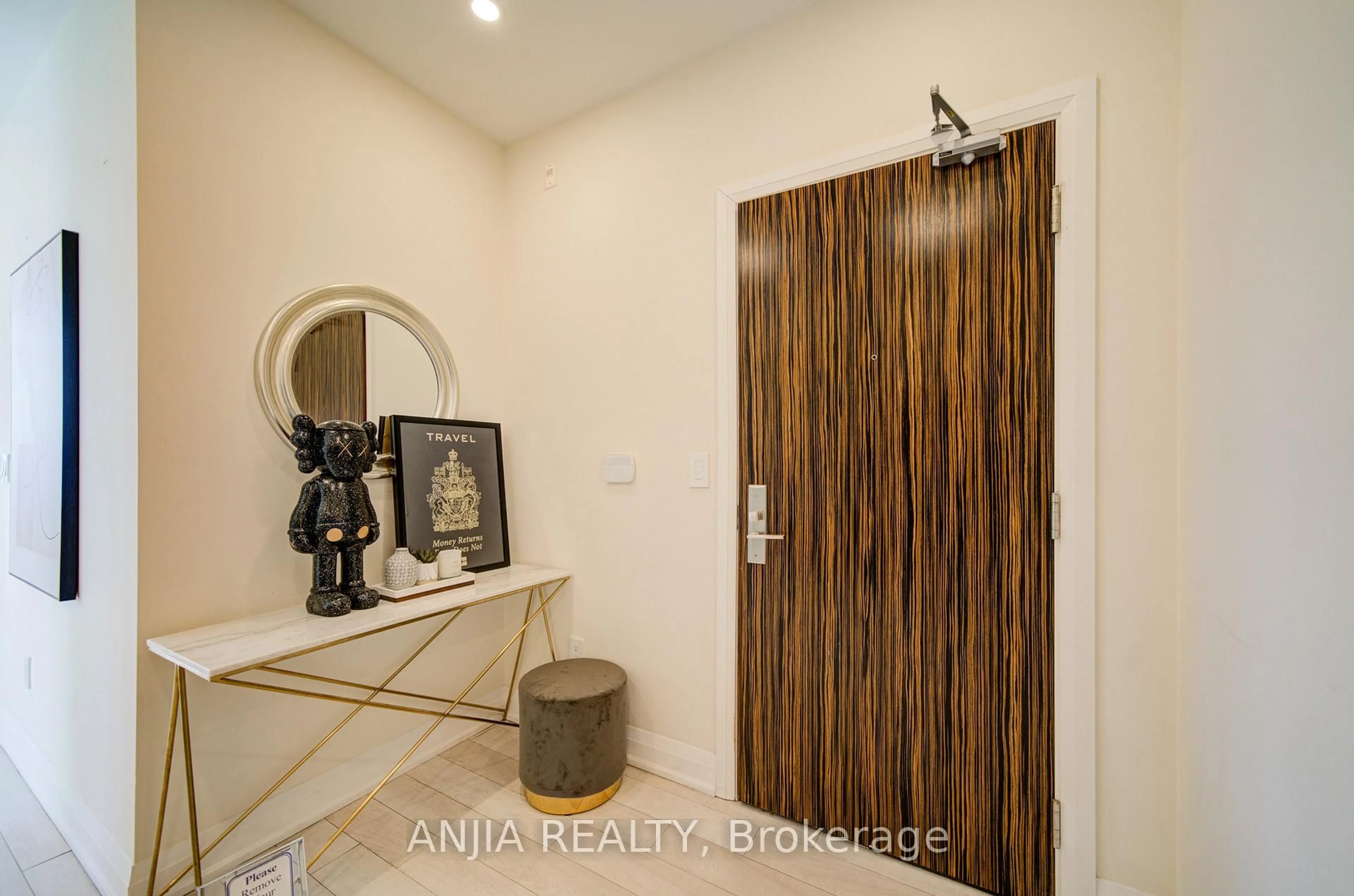 Indoor entryway for 8763 Bayview Ave #507, Richmond Hill Ontario L4B 3V1