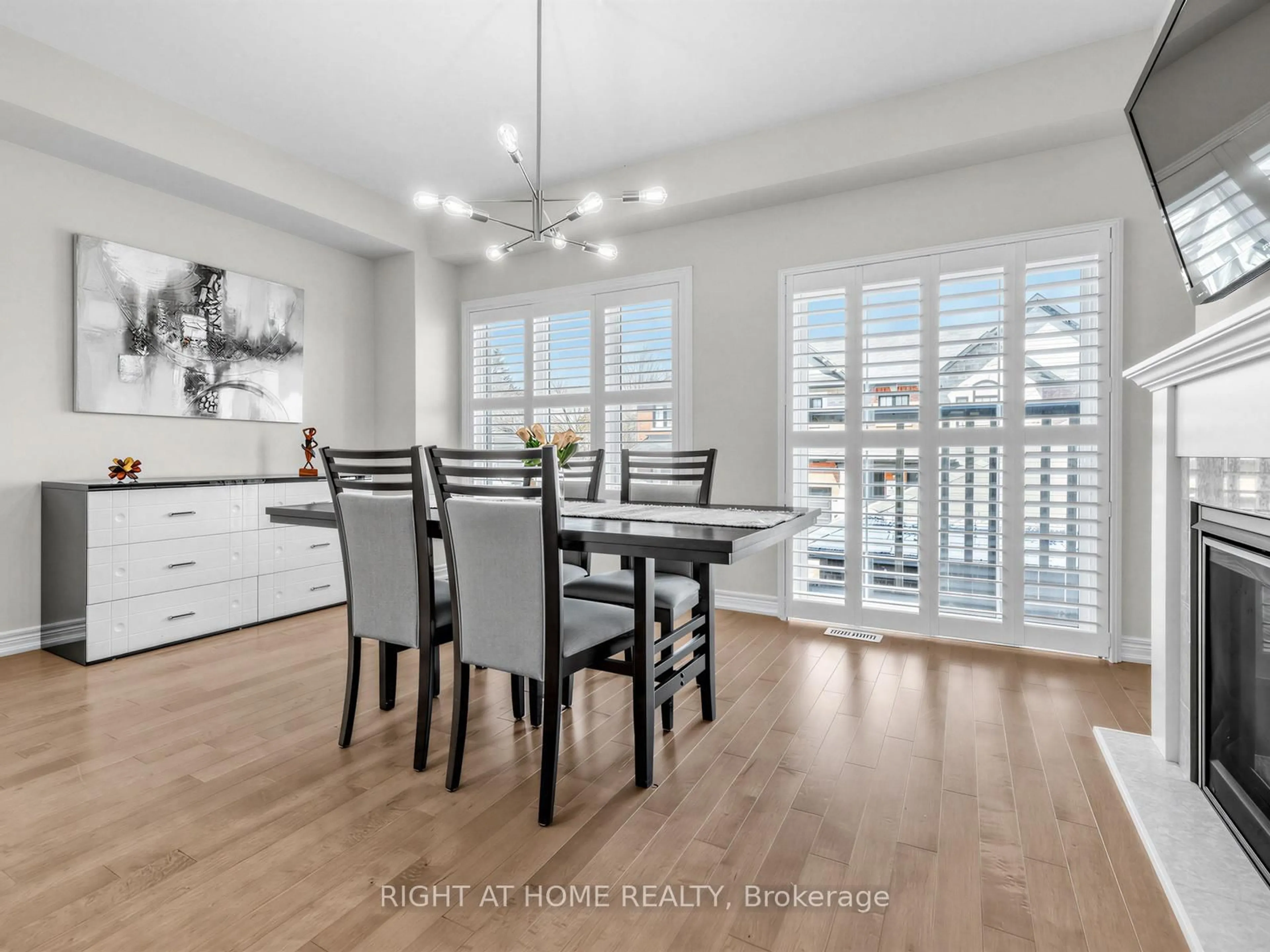 Open concept kitchen, wood/laminate floor for 5 Zenyatta Lane, East Gwillimbury Ontario L9N 1A0