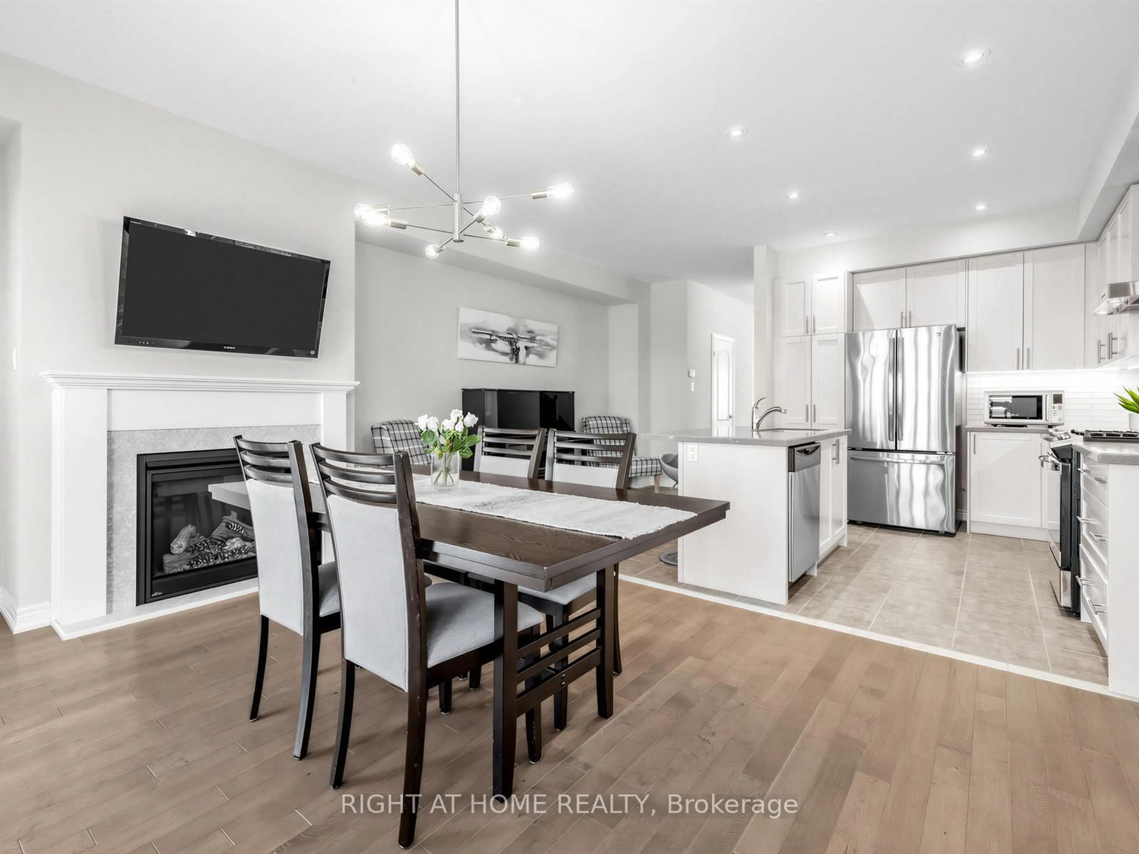 Open concept kitchen, wood/laminate floor for 5 Zenyatta Lane, East Gwillimbury Ontario L9N 1A0