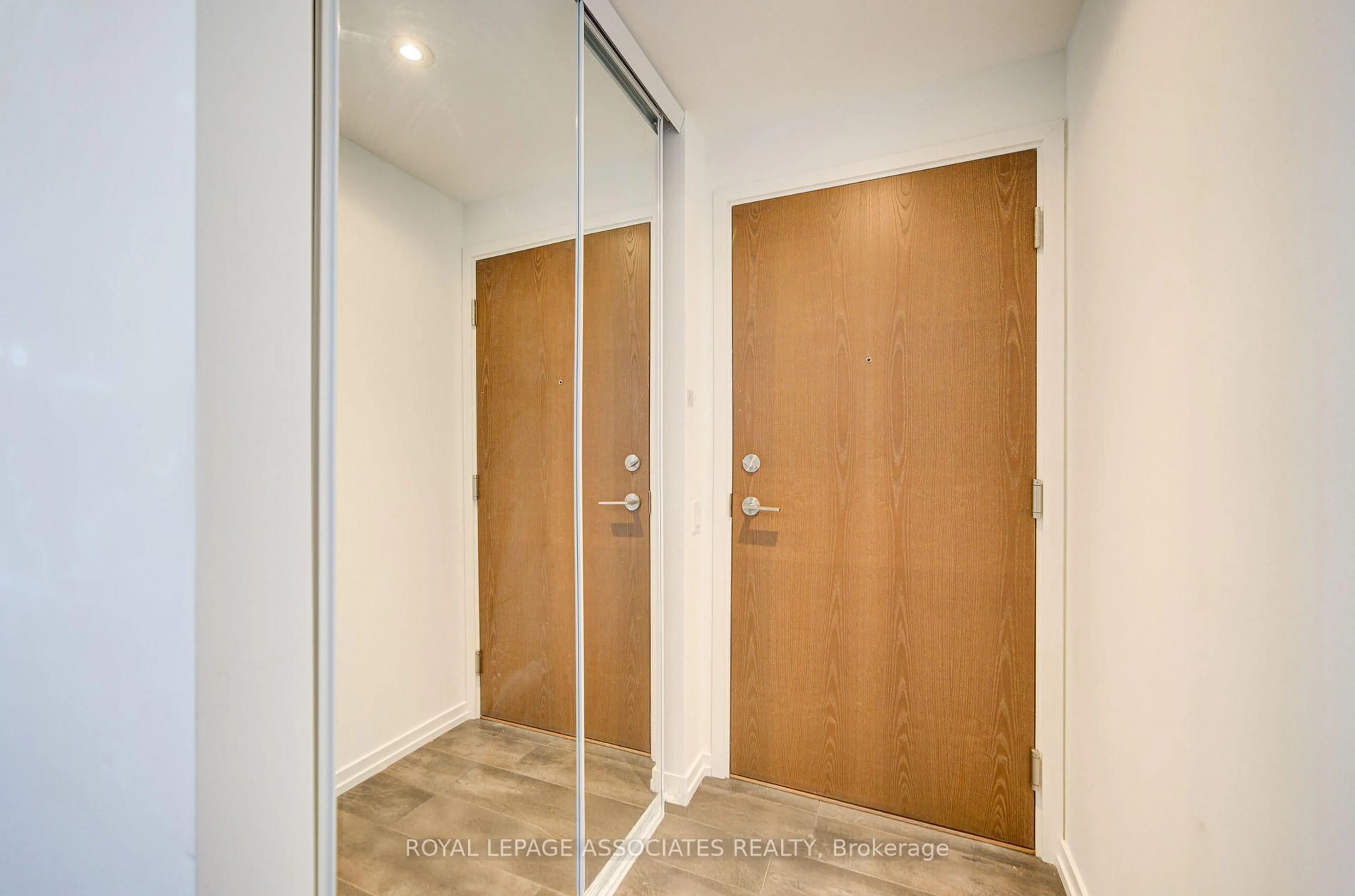 Indoor entryway for 1000 Portage Pkwy #1712, Vaughan Ontario L4K 0L1