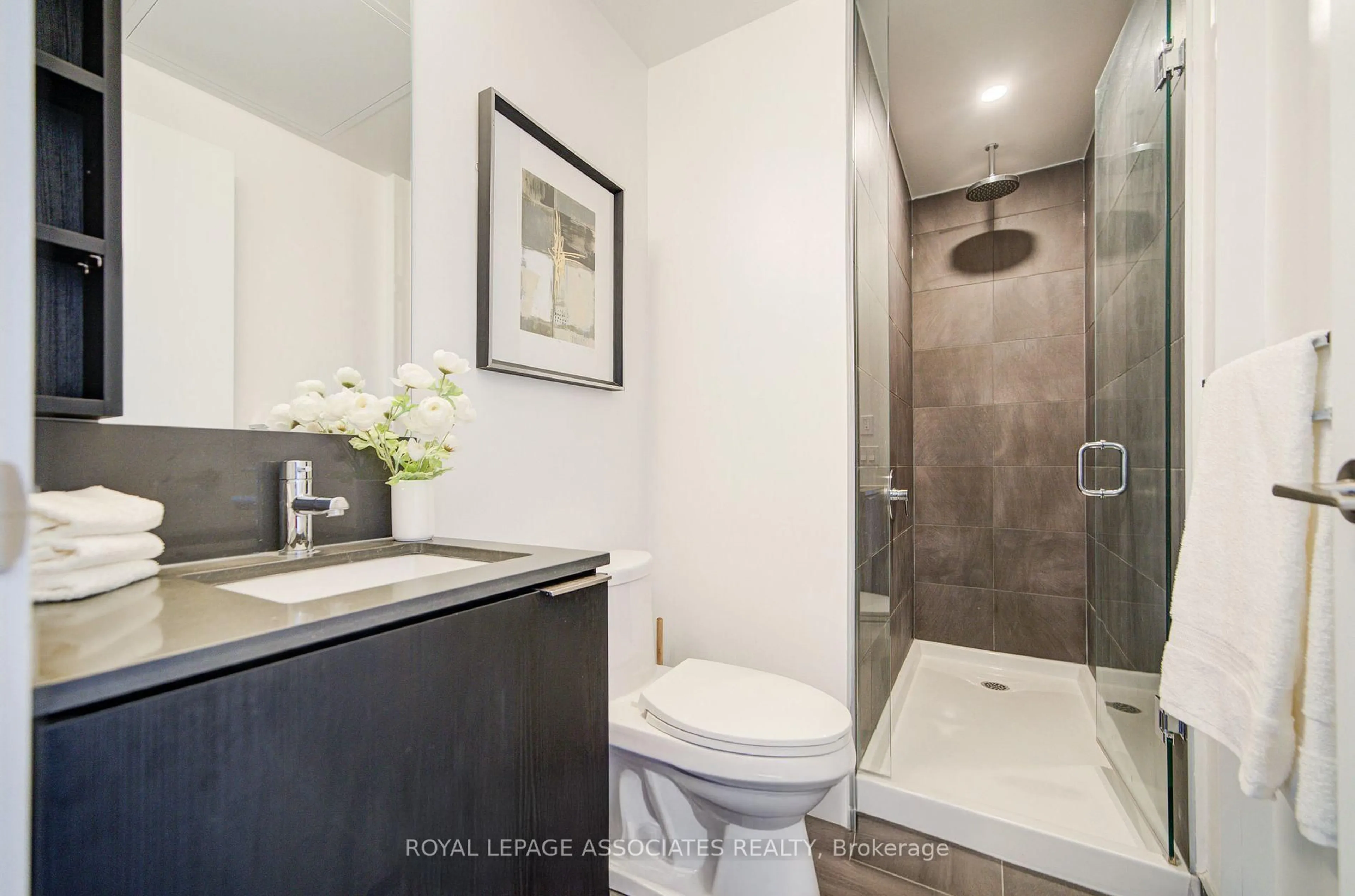 Standard bathroom, ceramic/tile floor for 1000 Portage Pkwy #1712, Vaughan Ontario L4K 0L1