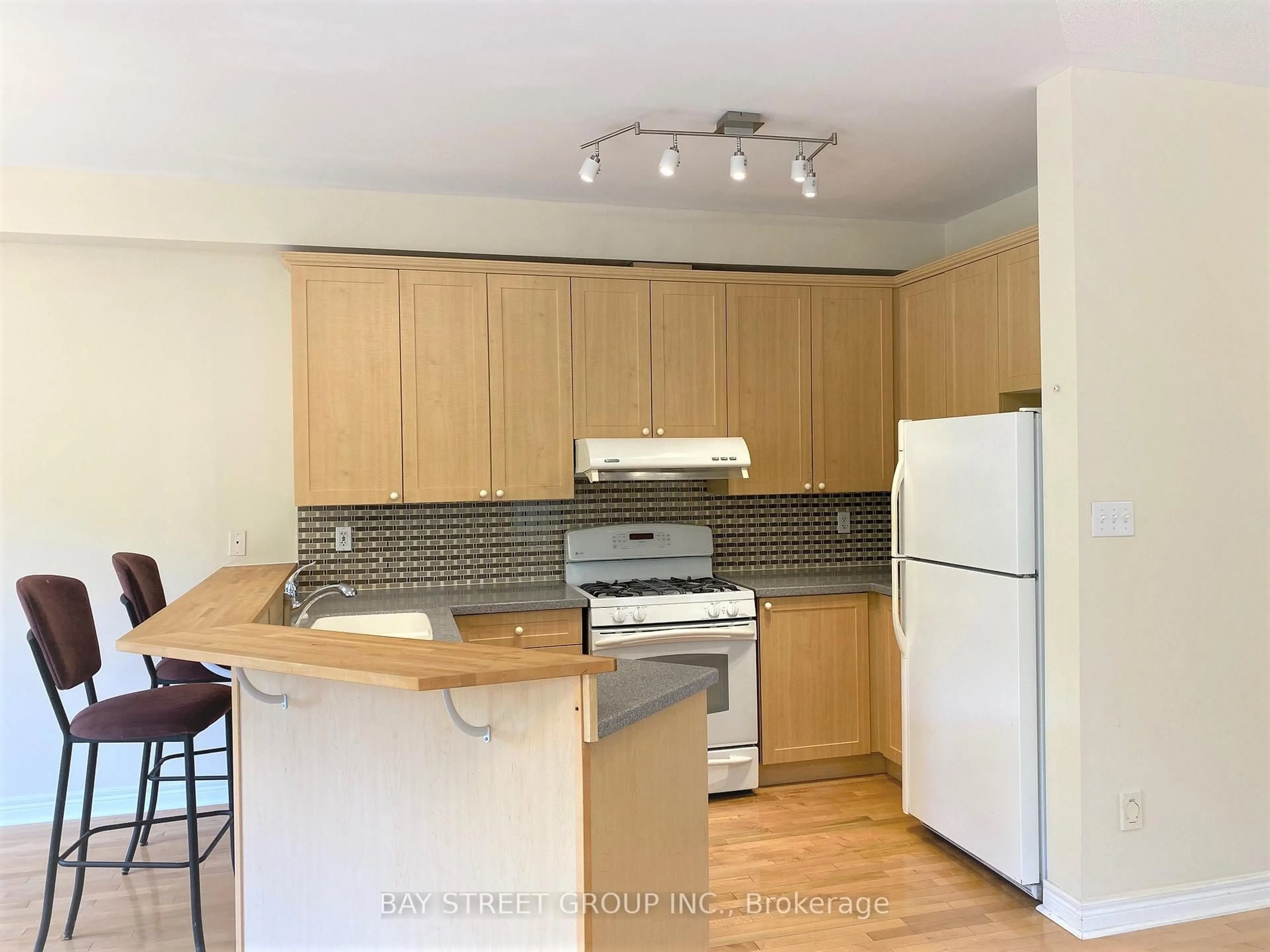 Standard kitchen, wood/laminate floor for 46 Romance Dr, Richmond Hill Ontario L4S 2R7