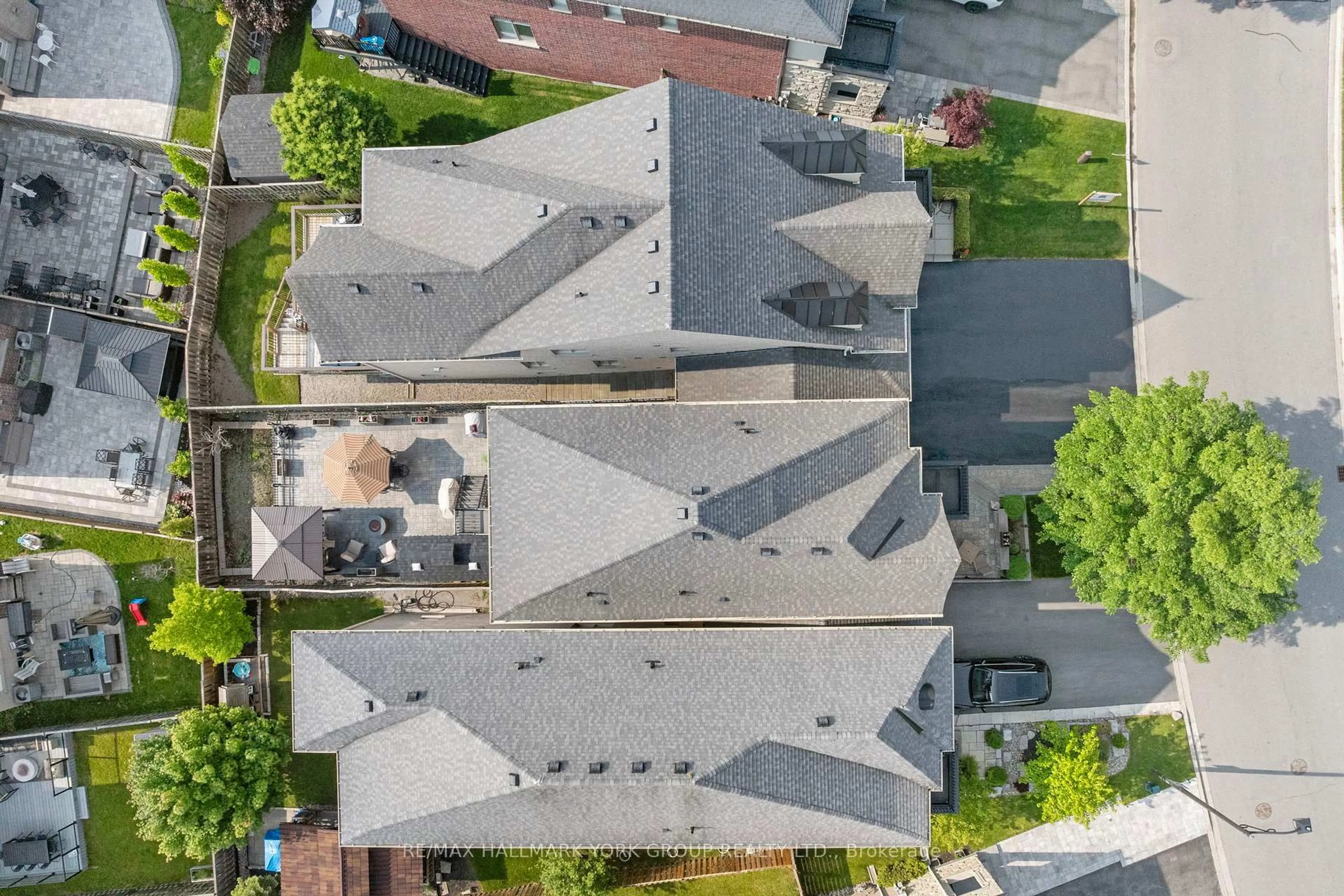A pic from outside/outdoor area/front of a property/back of a property/a pic from drone, street for 45 Robert Berry Cres, King Ontario L7B 1L6
