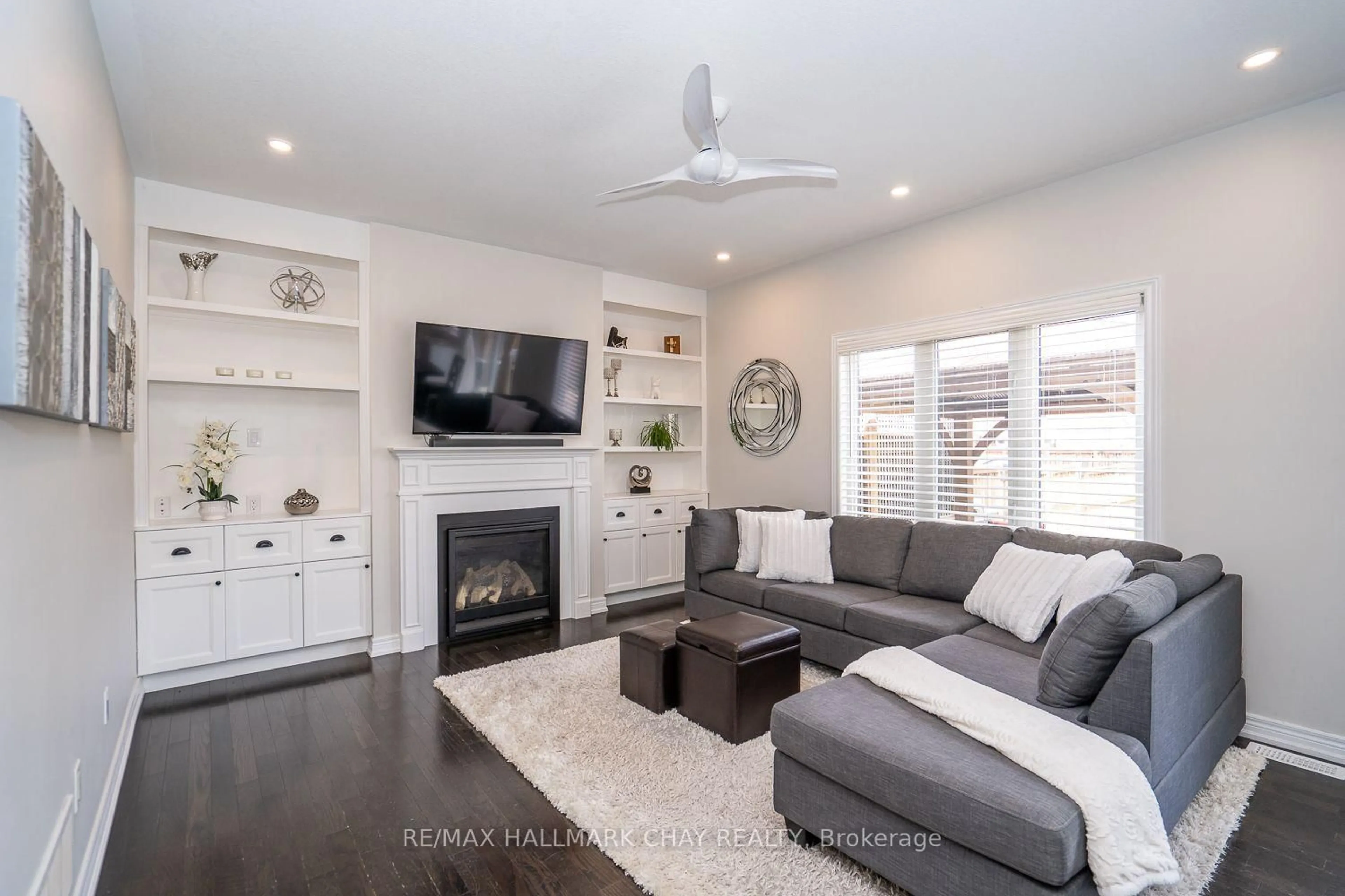 Living room with furniture, unknown for 89 Evans Rd, New Tecumseth Ontario L9R 0G2