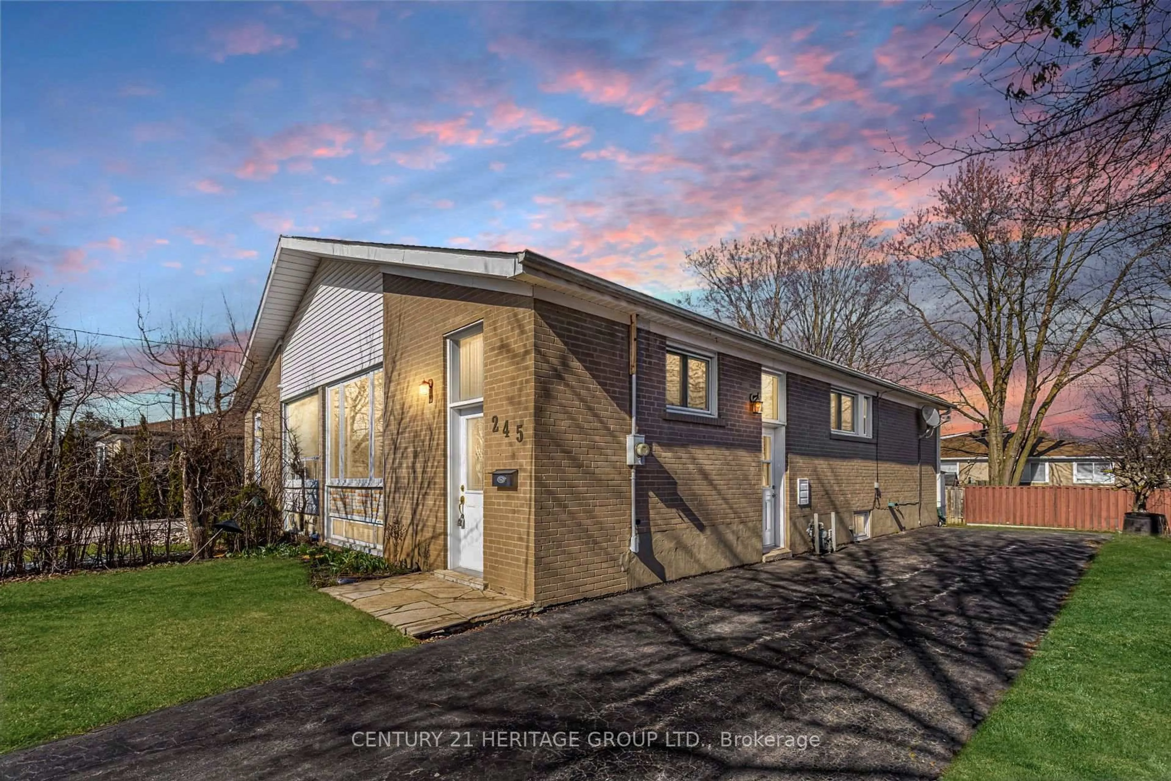 A pic from outside/outdoor area/front of a property/back of a property/a pic from drone, street for 245 Browndale Cres, Richmond Hill Ontario L4C 3H9