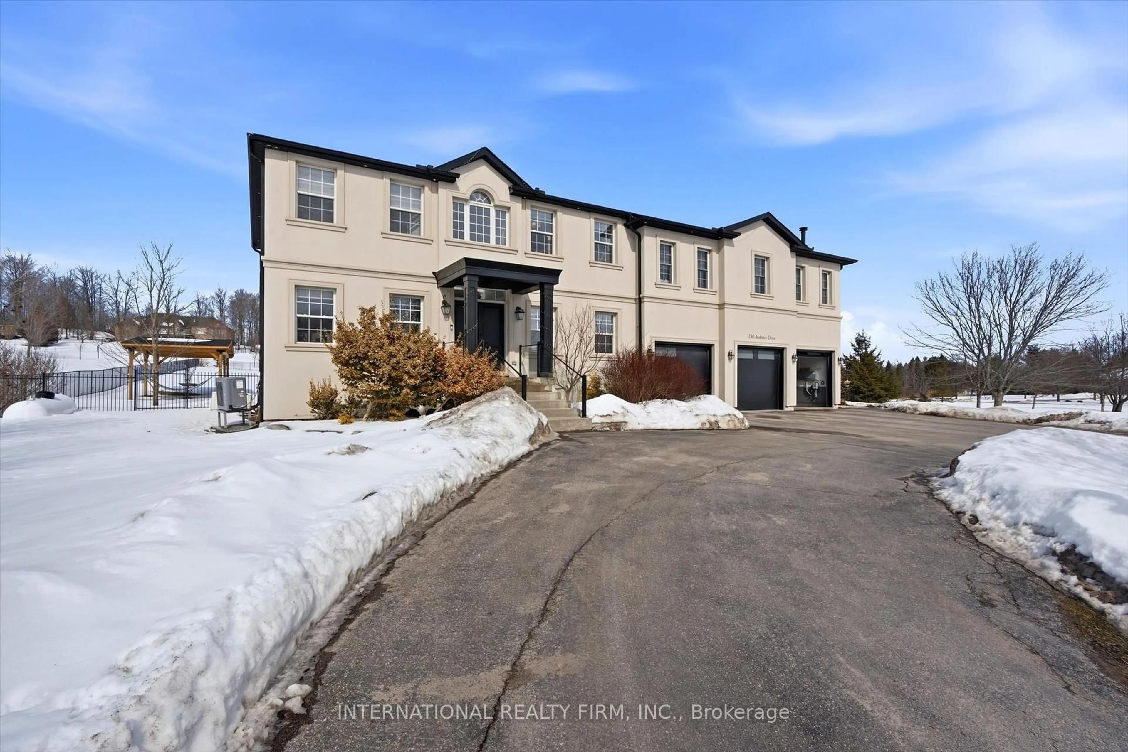 A pic from outside/outdoor area/front of a property/back of a property/a pic from drone, street for 130 Andrews Dr, Bradford West Gwillimbury Ontario L0G 1A0
