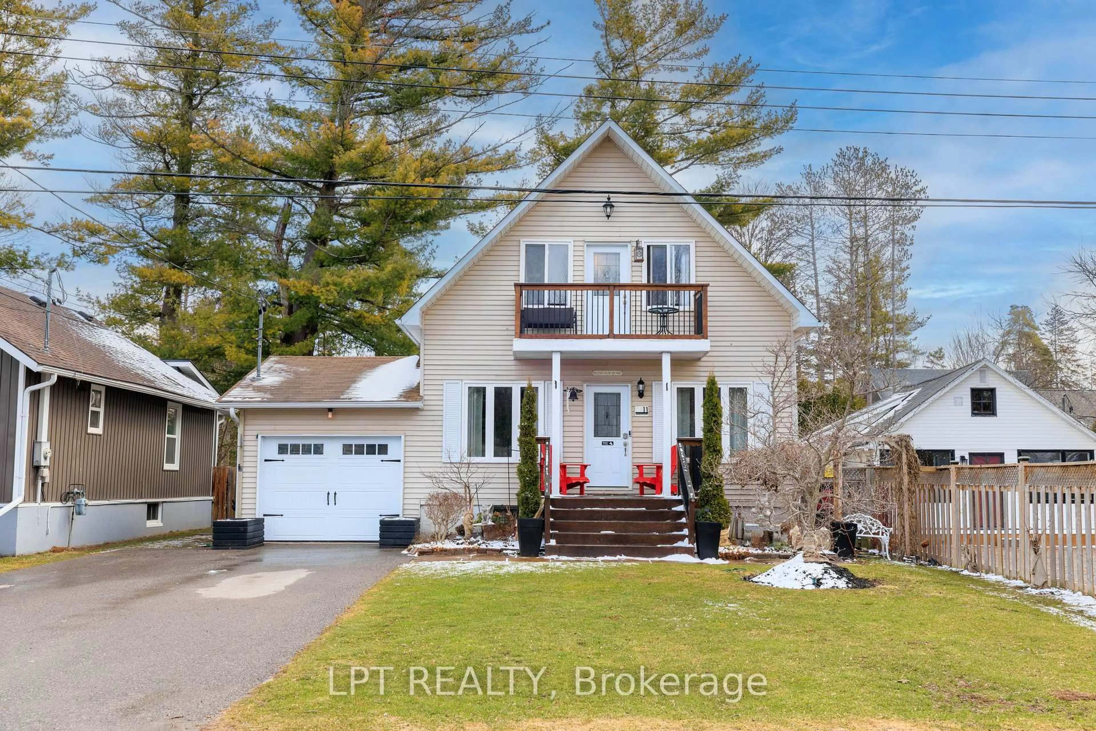 A pic from outside/outdoor area/front of a property/back of a property/a pic from drone, street for 11 Hardwood Dr, Georgina Ontario L0E 1L0
