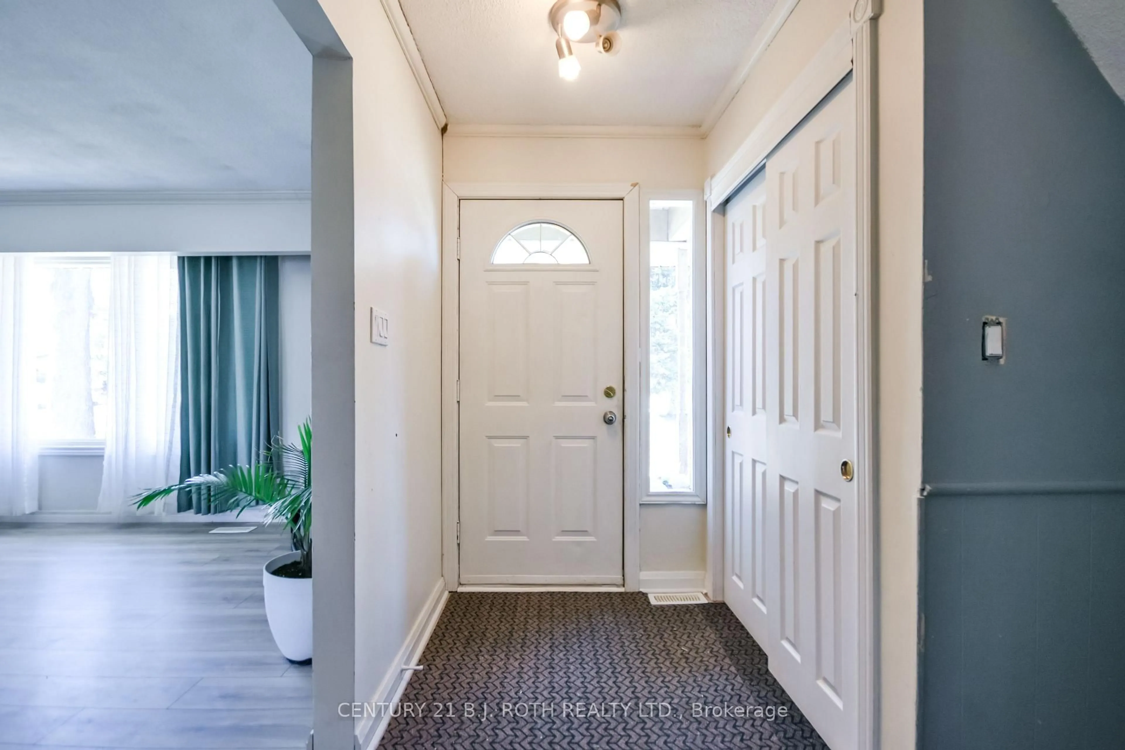 Indoor entryway for 3039 Poplar Rd, Innisfil Ontario L9S 2J9