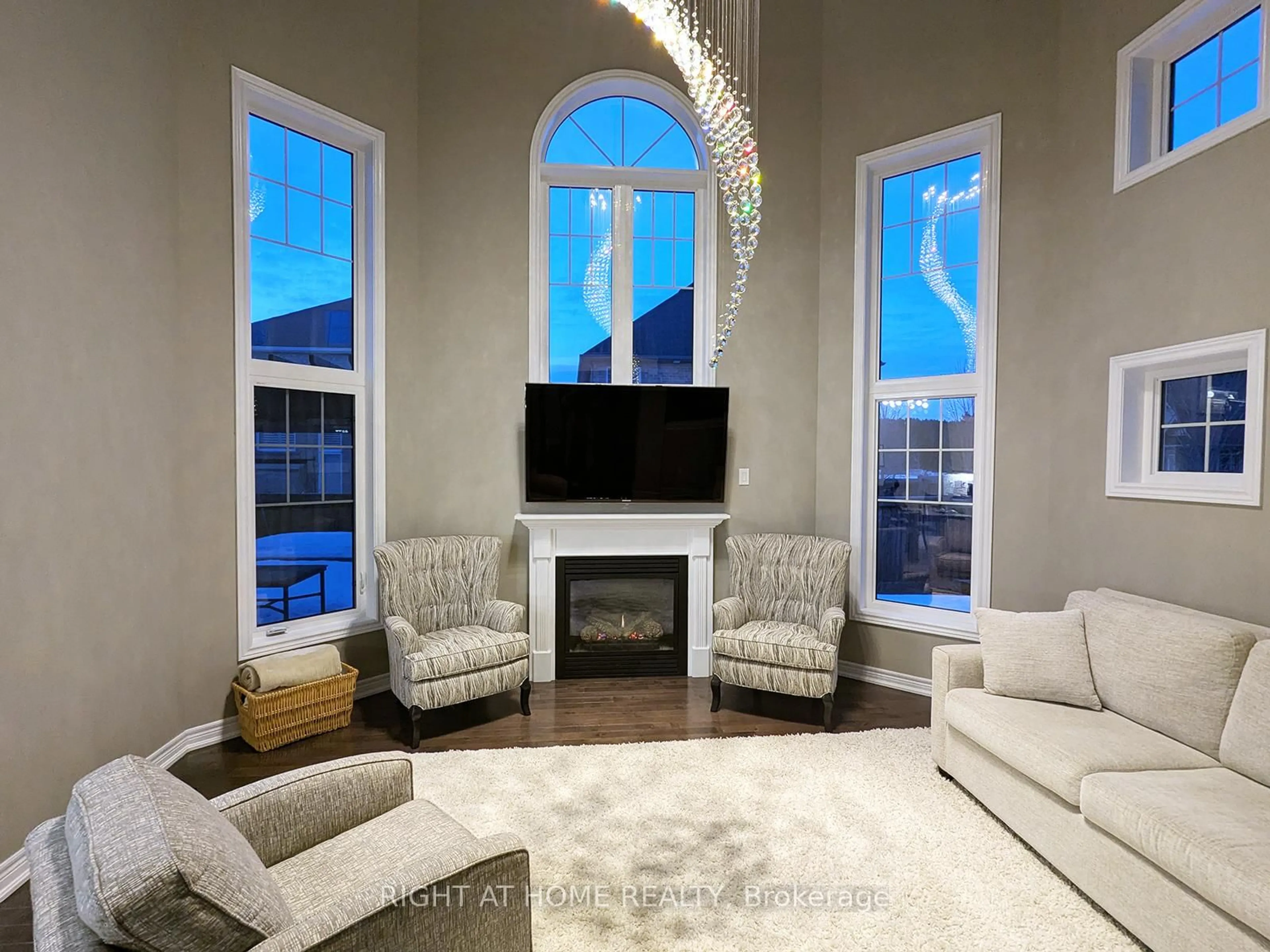 Living room with furniture, unknown for 28 Timberbank Sq, Georgina Ontario L0E 1R0