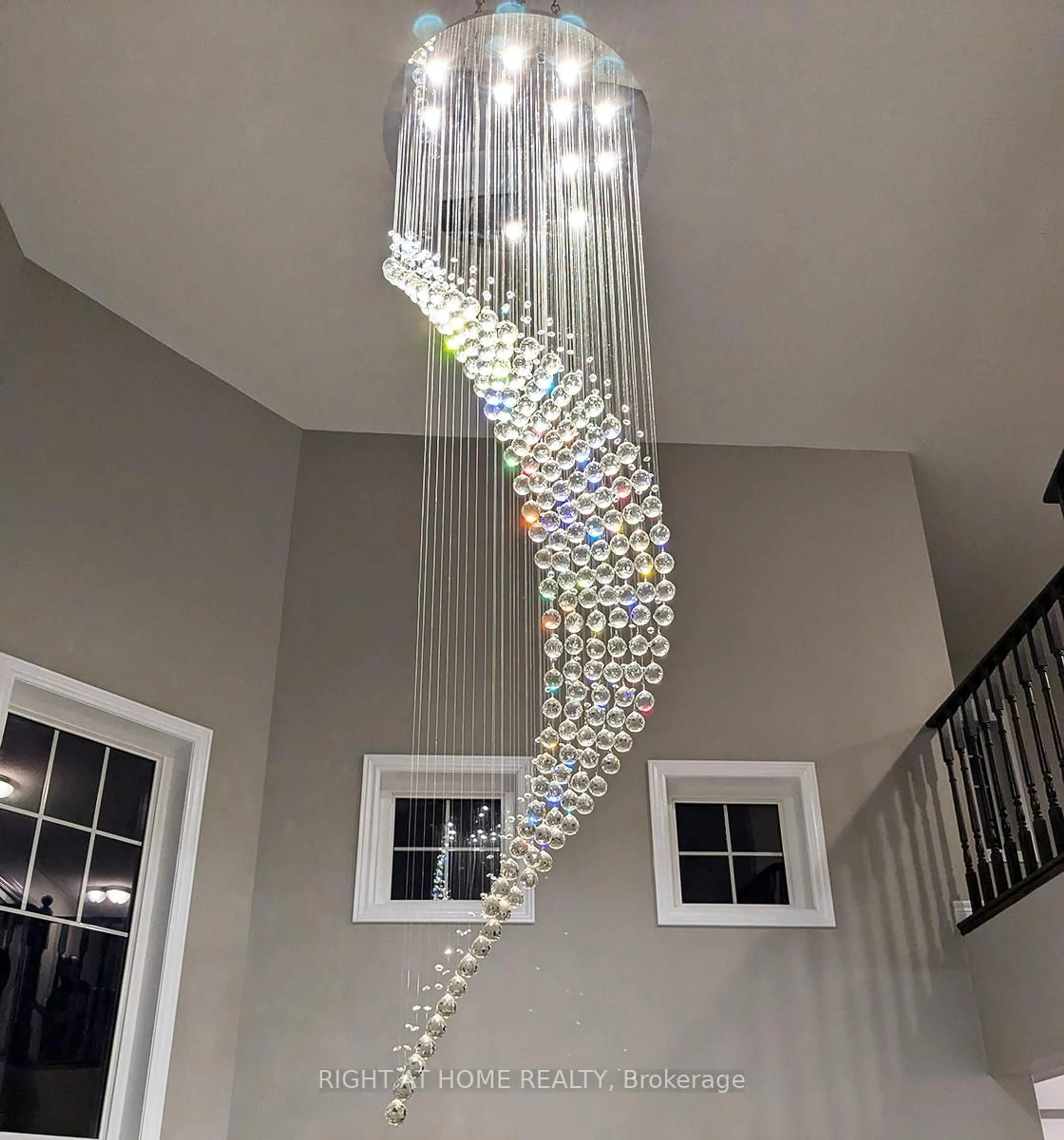 Indoor foyer for 28 Timberbank Sq, Georgina Ontario L0E 1R0