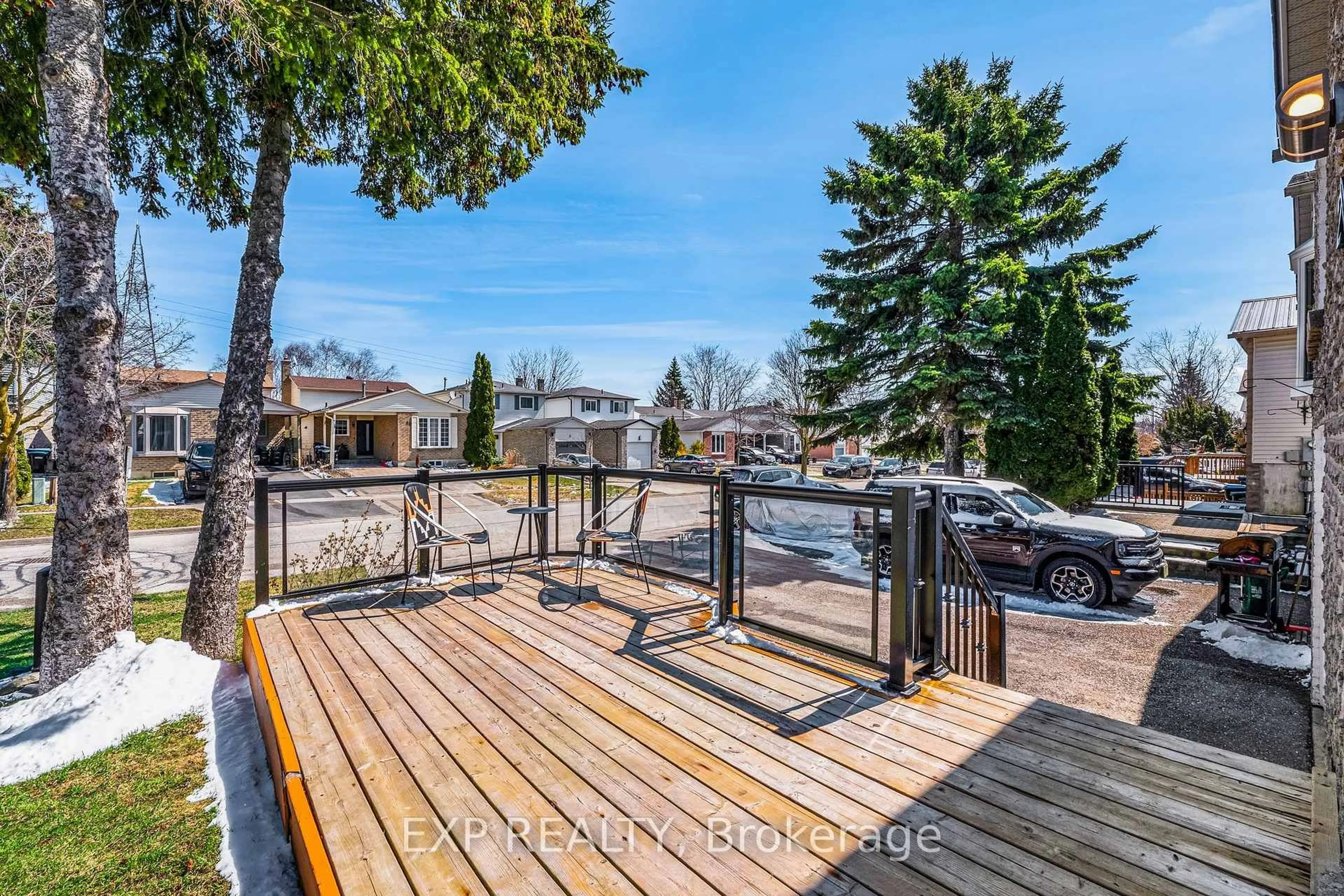 Patio, street for 20 Longview Dr, Bradford West Gwillimbury Ontario L3Z 2H2