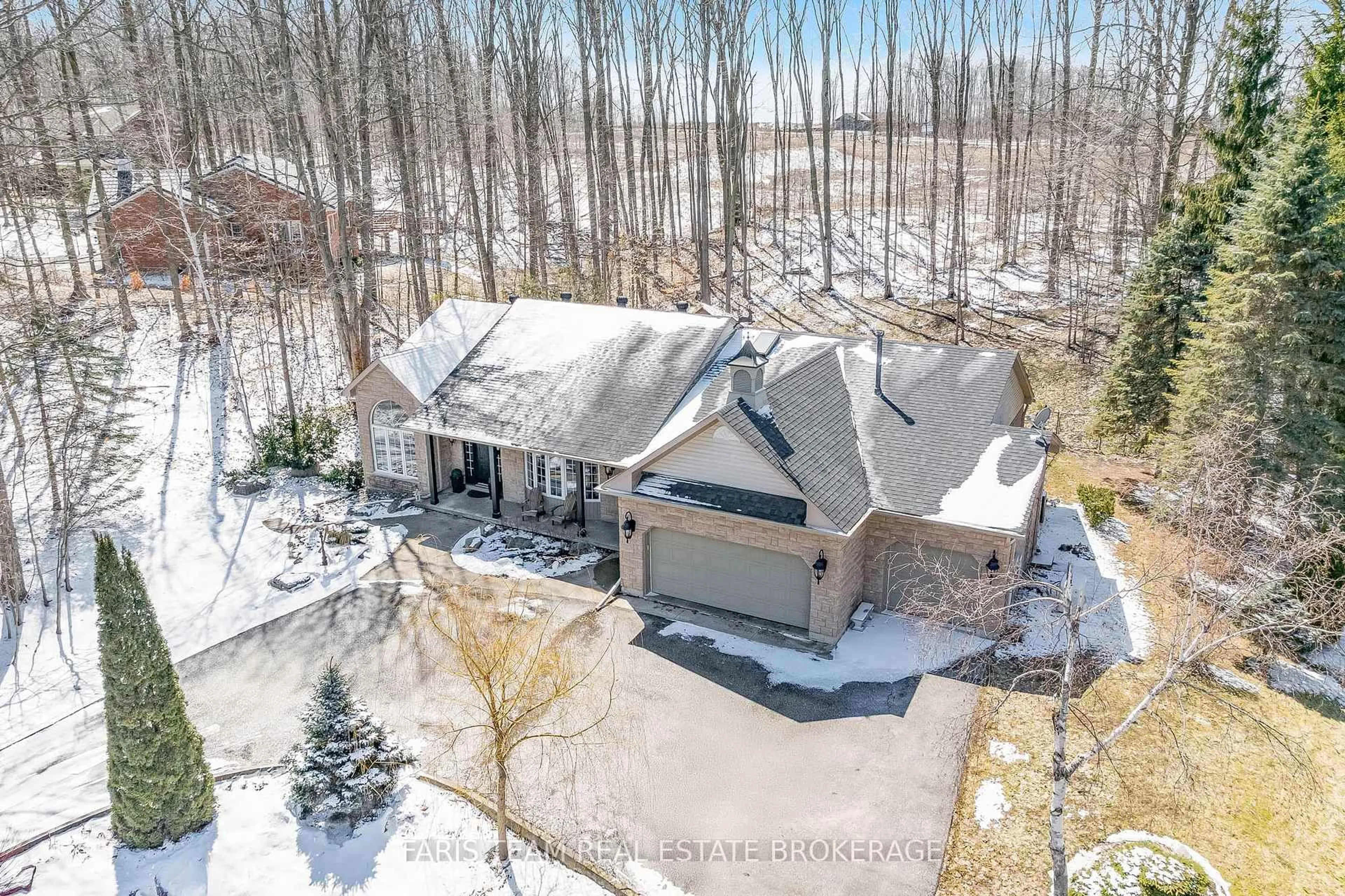 A pic from outside/outdoor area/front of a property/back of a property/a pic from drone, street for 1986 Forest Valley Dr, Innisfil Ontario L9S 4A5