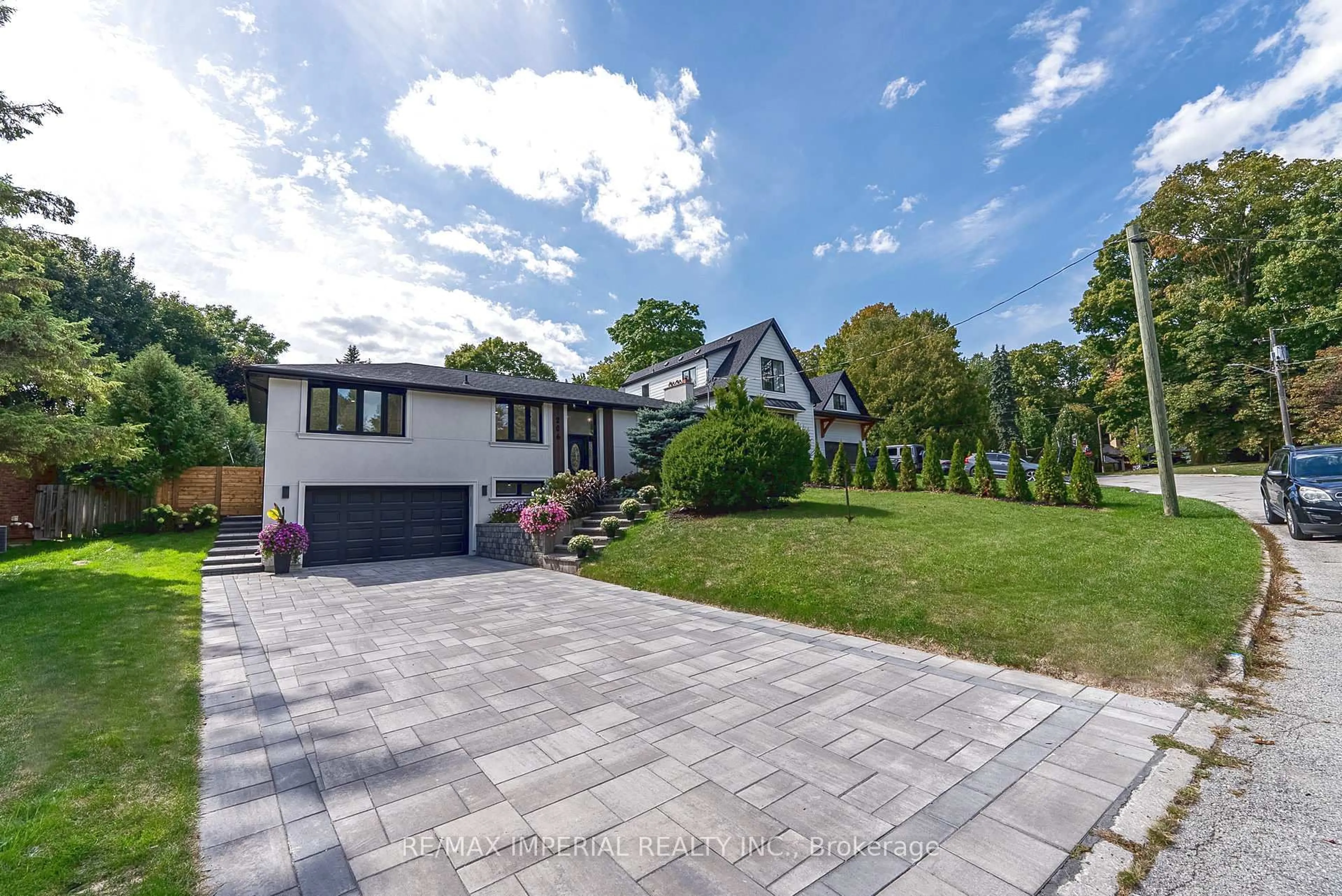 A pic from outside/outdoor area/front of a property/back of a property/a pic from drone, street for 206 Richard Ave, Newmarket Ontario L3Y 4P7