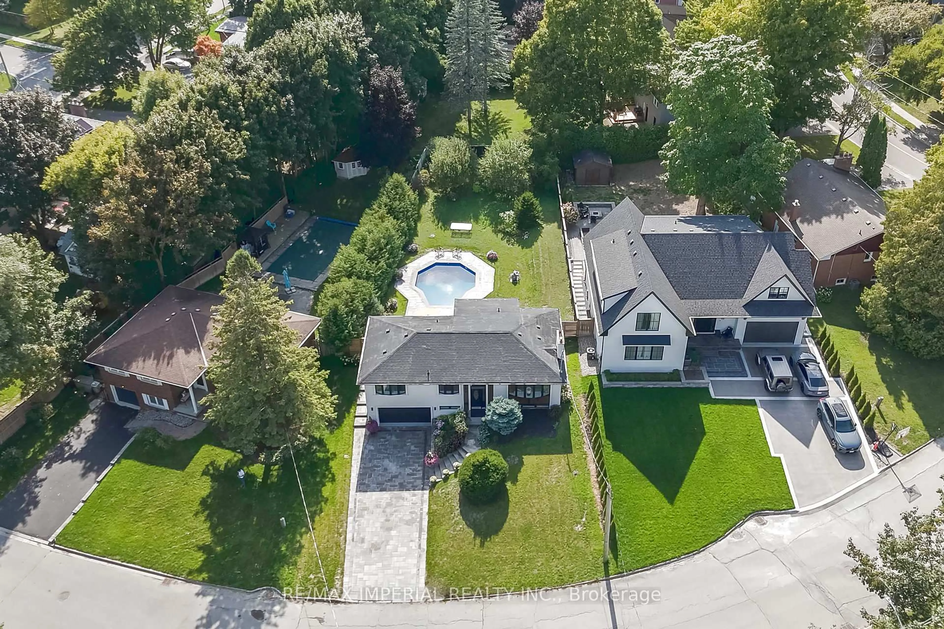 A pic from outside/outdoor area/front of a property/back of a property/a pic from drone, street for 206 Richard Ave, Newmarket Ontario L3Y 4P7