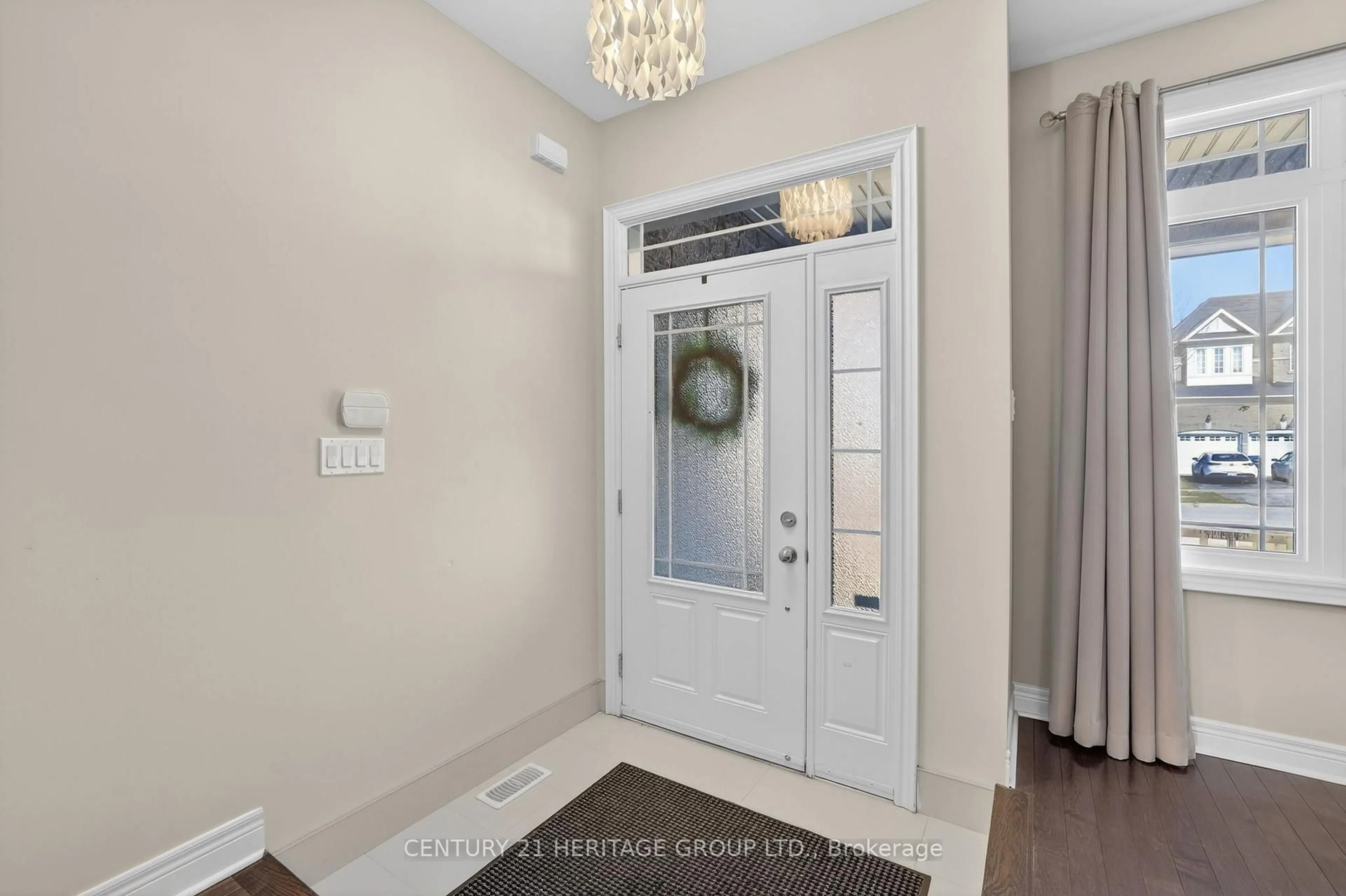 Indoor entryway for 18 West Park Ave, Bradford West Gwillimbury Ontario L3Z 0A8