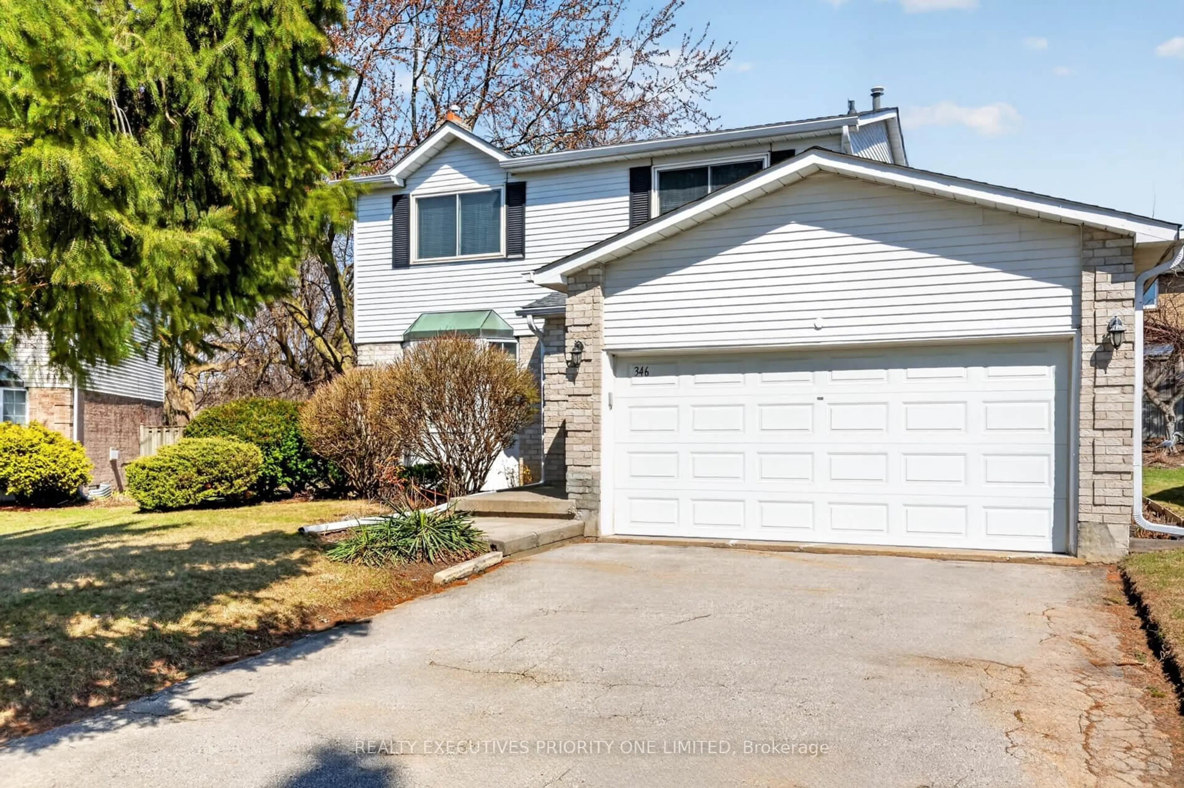 Home with vinyl exterior material, street for 346 Darlington Cres, Newmarket Ontario L3Y 6N4