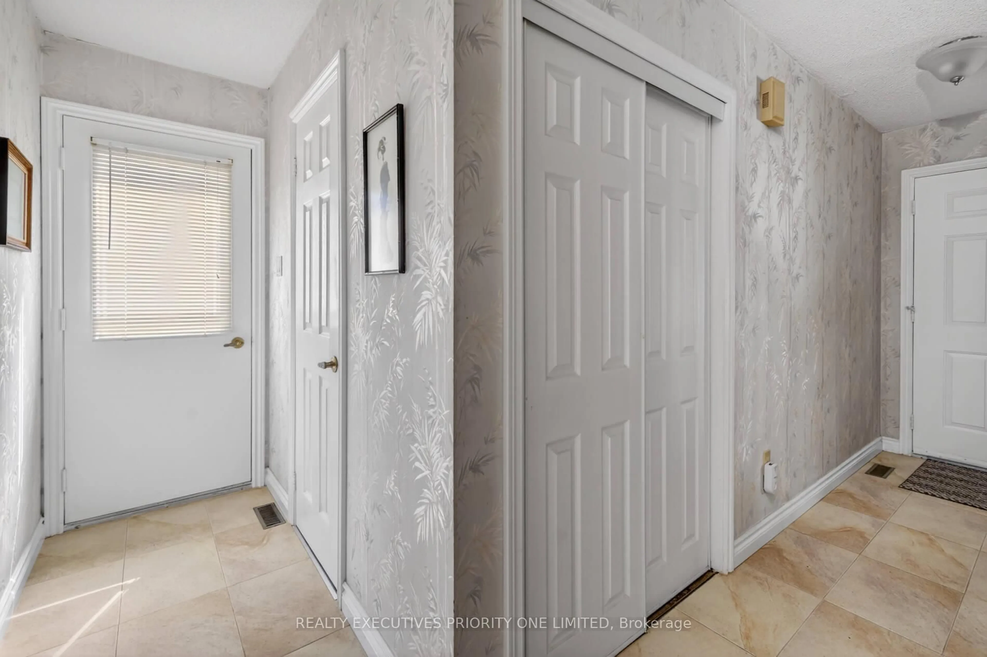 Indoor entryway for 346 Darlington Cres, Newmarket Ontario L3Y 6N4