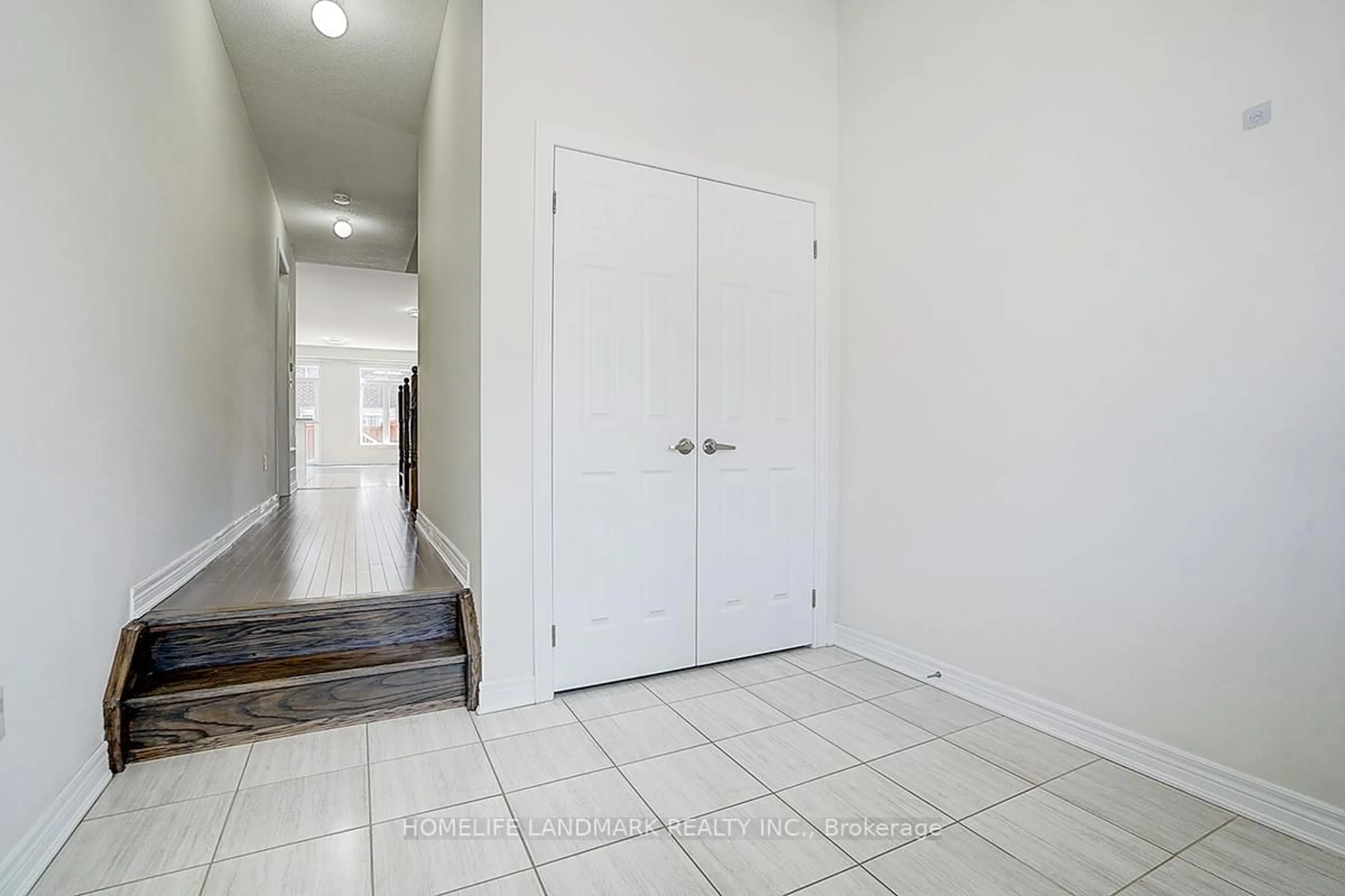 Indoor entryway for 5 Reddington Rd, Markham Ontario L3S 0E2