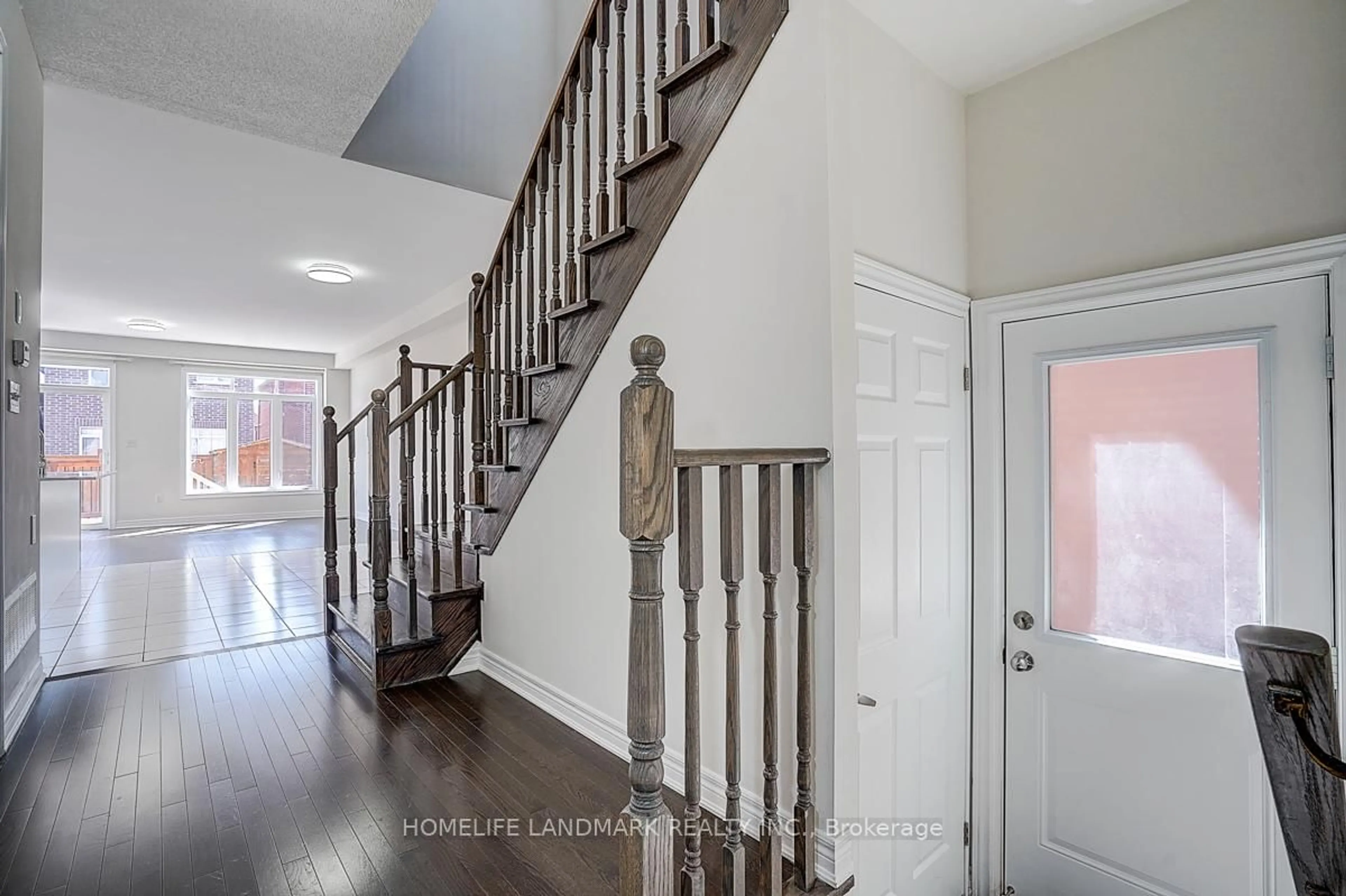 Indoor entryway for 5 Reddington Rd, Markham Ontario L3S 0E2