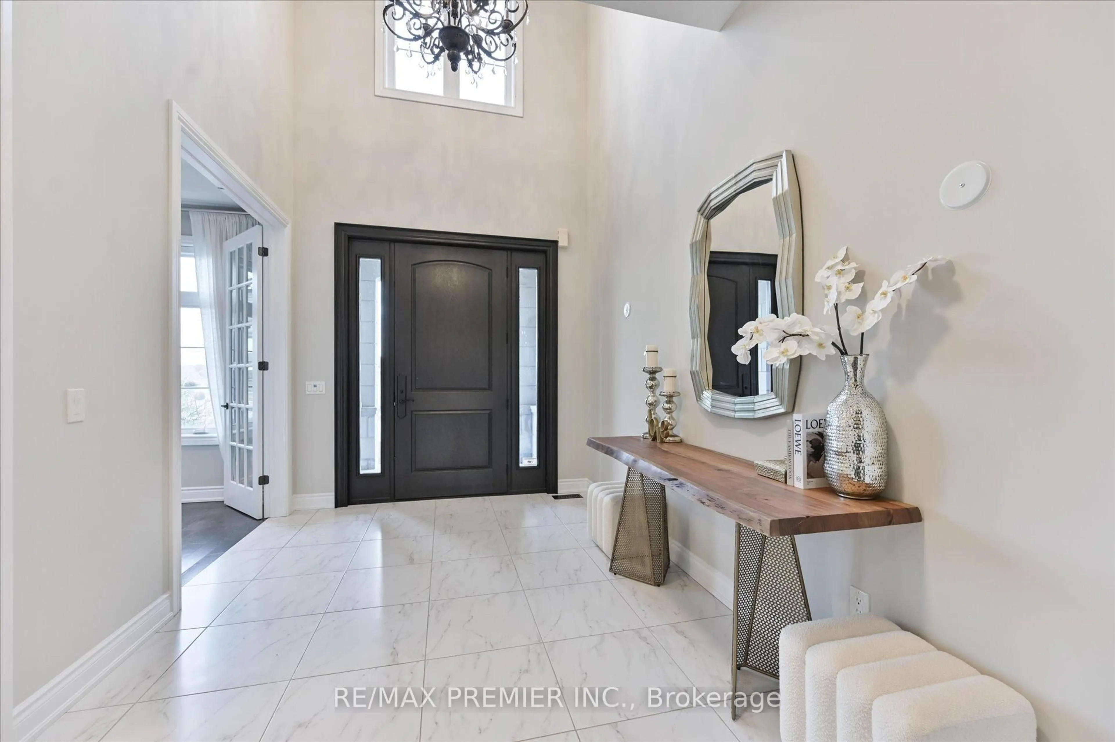 Indoor entryway for 126 Burns Blvd, King Ontario L7B 0M2