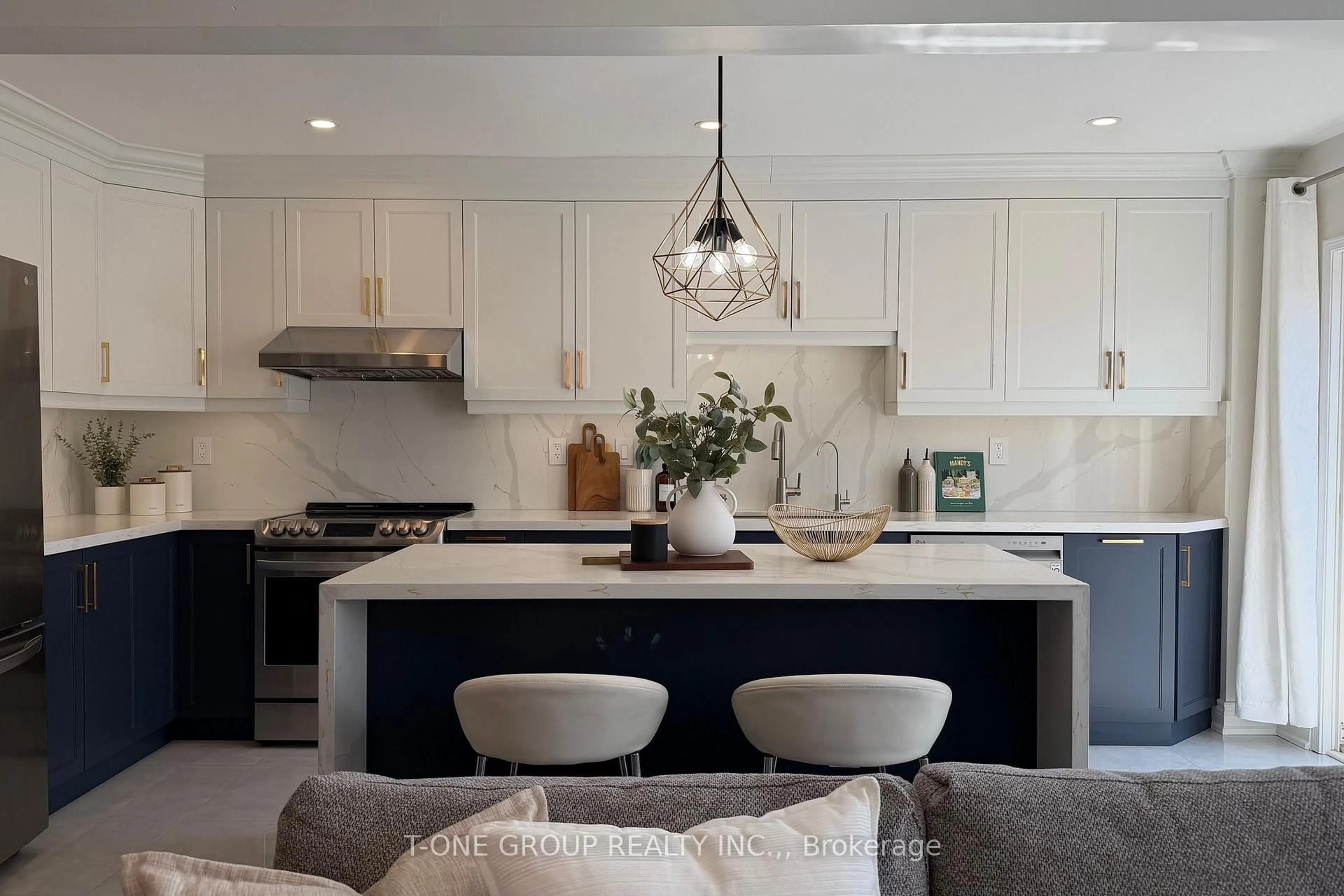 Open concept kitchen, ceramic/tile floor for 880 Isaac Phillips Way, Newmarket Ontario L3X 2Y8