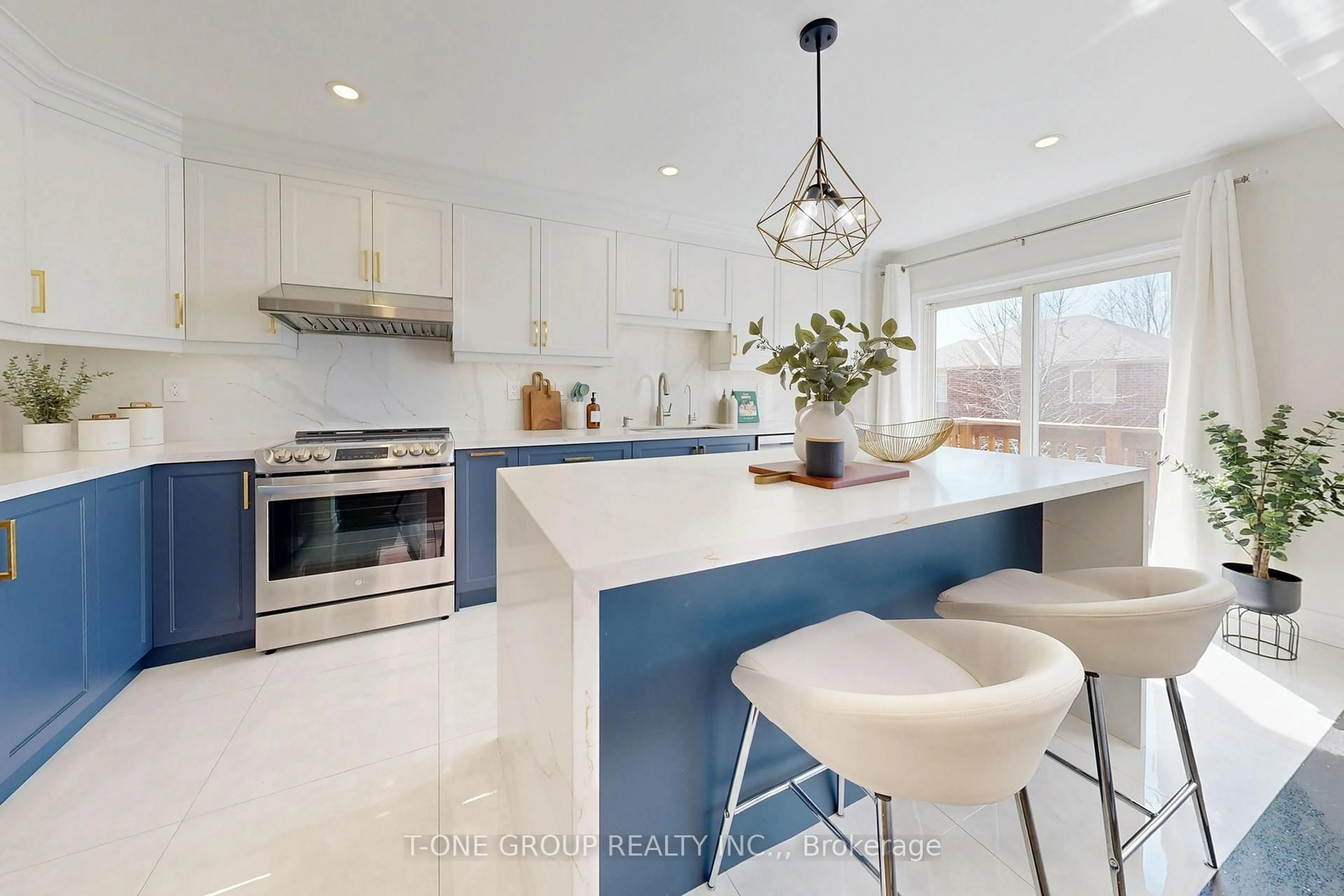 Open concept kitchen, ceramic/tile floor for 880 Isaac Phillips Way, Newmarket Ontario L3X 2Y8