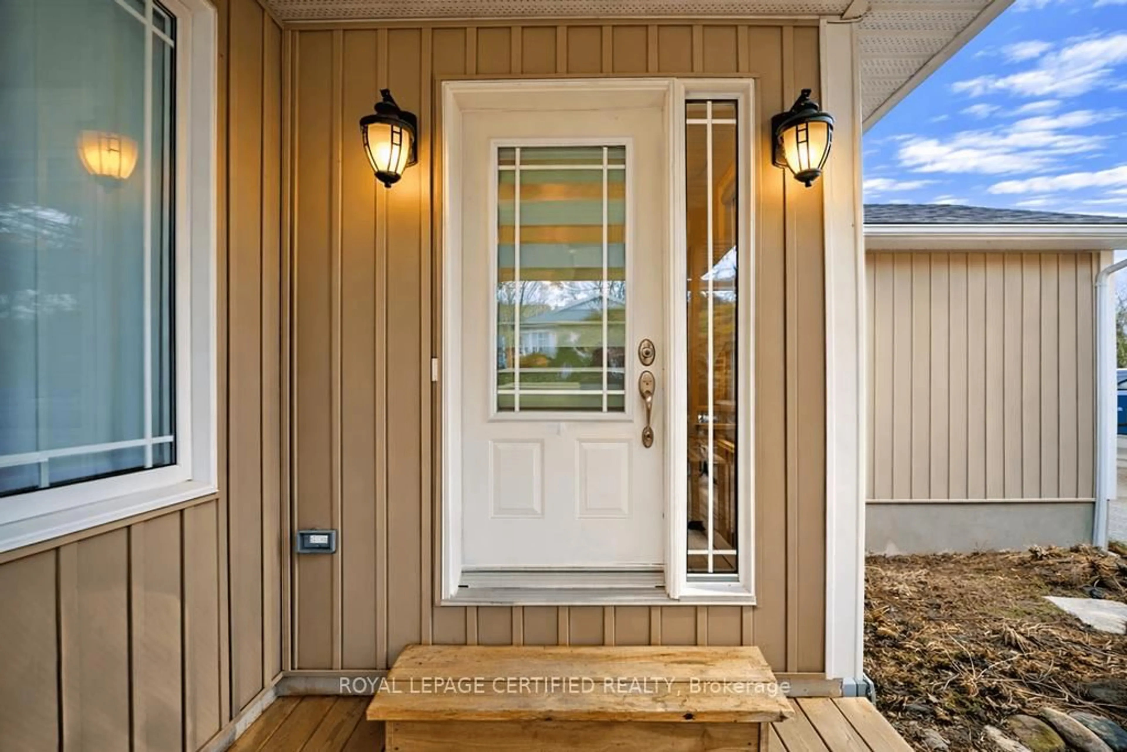 Indoor entryway for 250 Big Bay Point Rd, Innisfil Ontario L9S 2P6