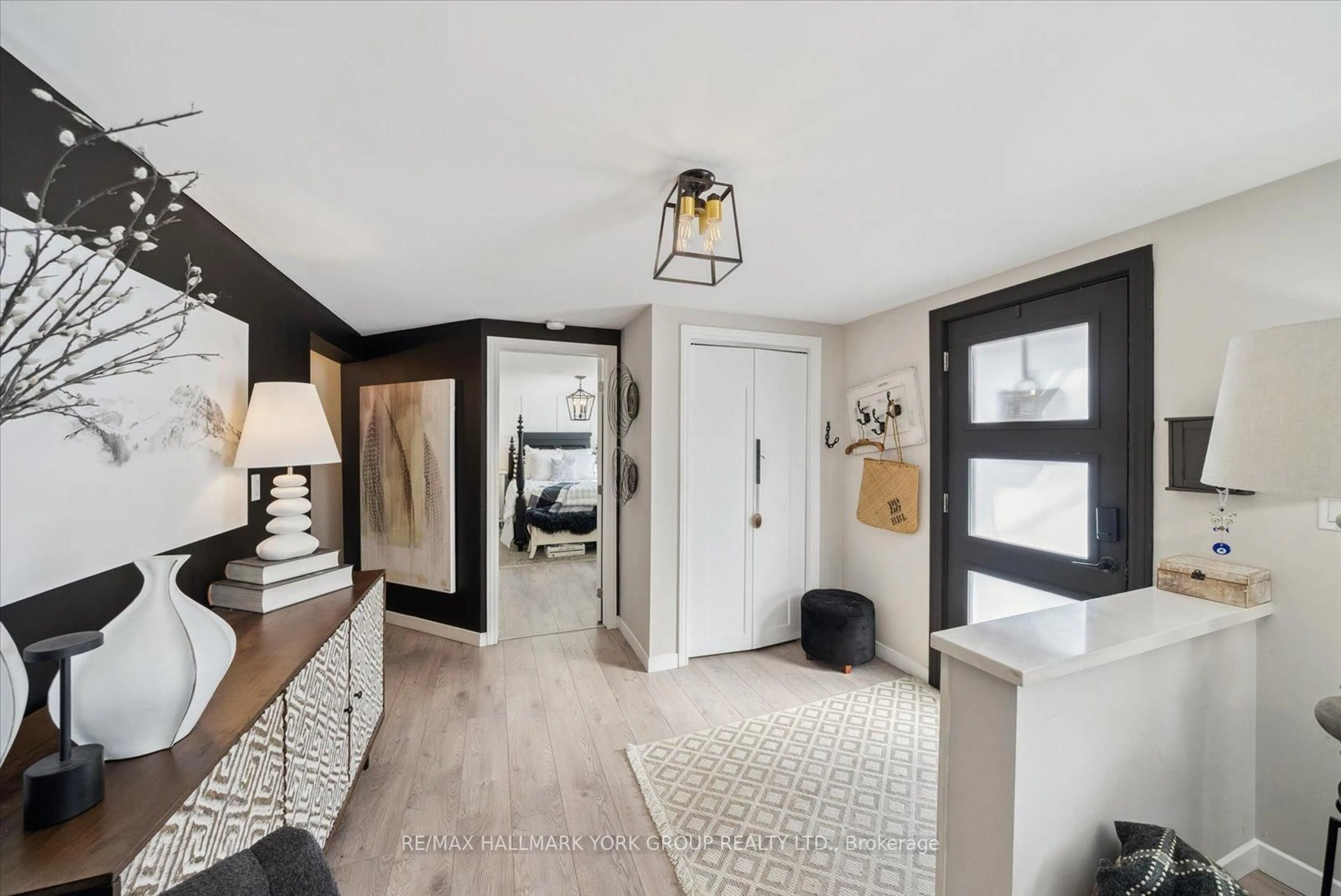 Indoor entryway for 18 Cherrywood Lane, Innisfil Ontario L9S 1M6