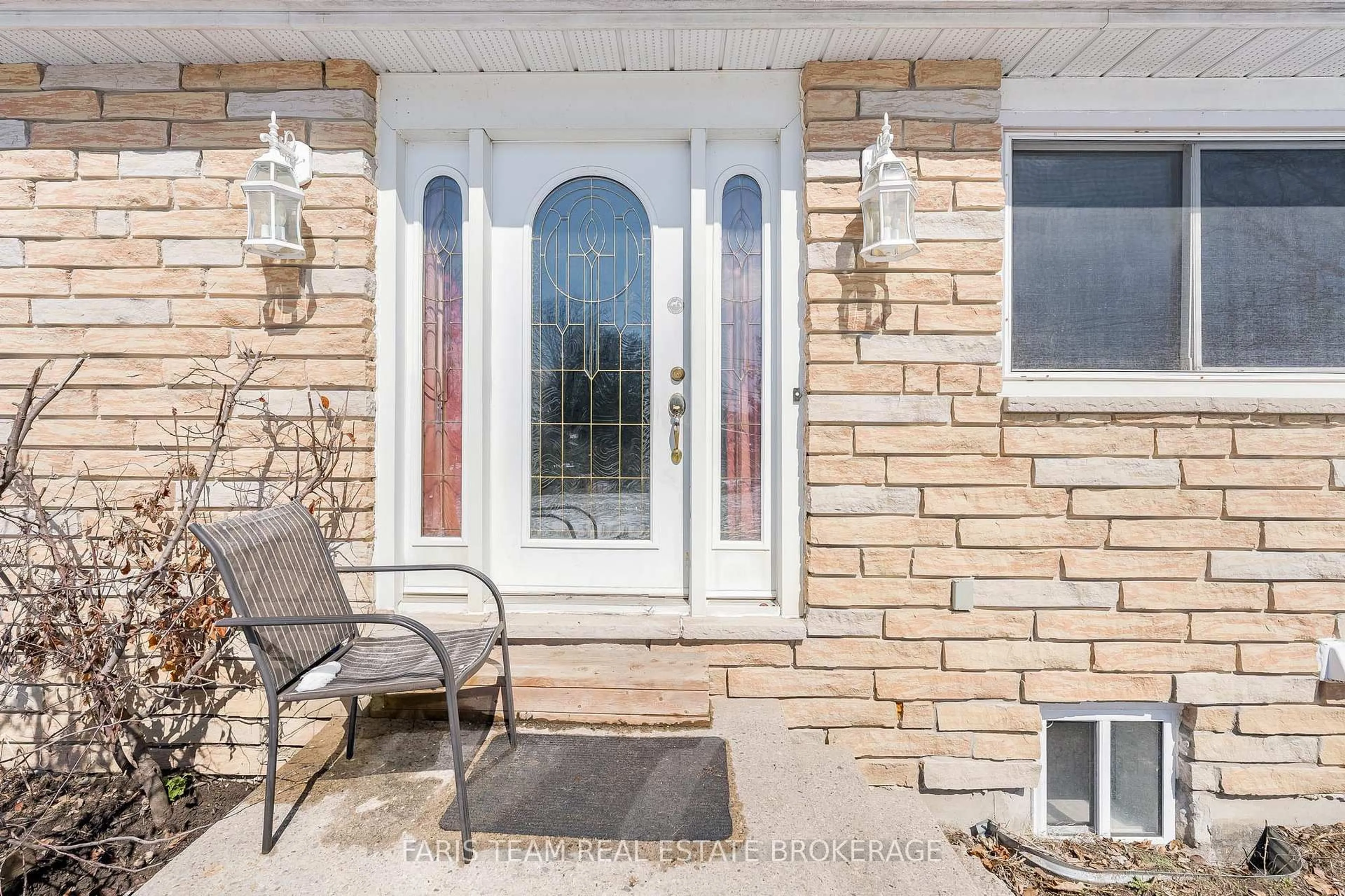 Indoor entryway for 706 James St, Innisfil Ontario L9S 2G7