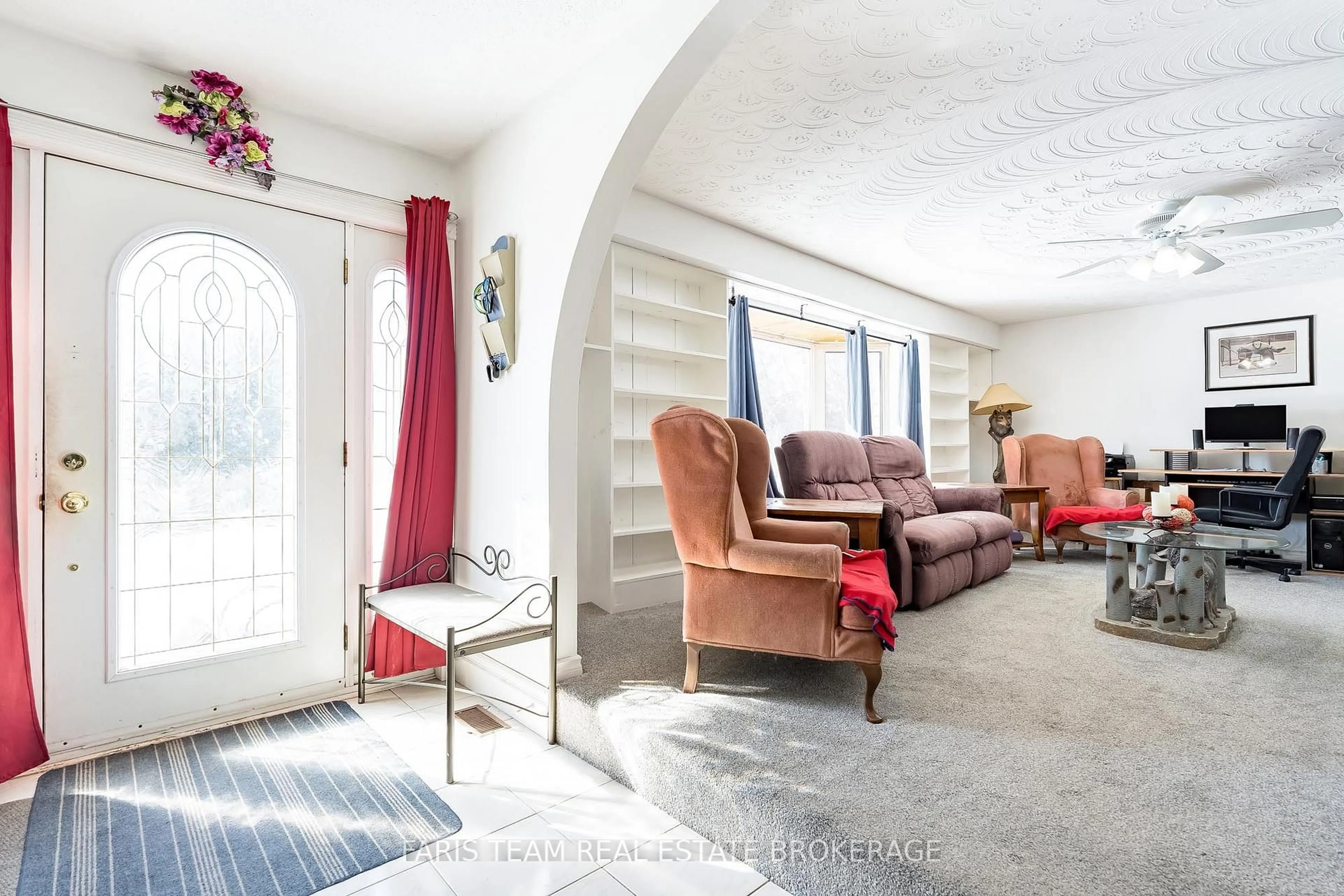 Living room with furniture, unknown for 706 James St, Innisfil Ontario L9S 2G7