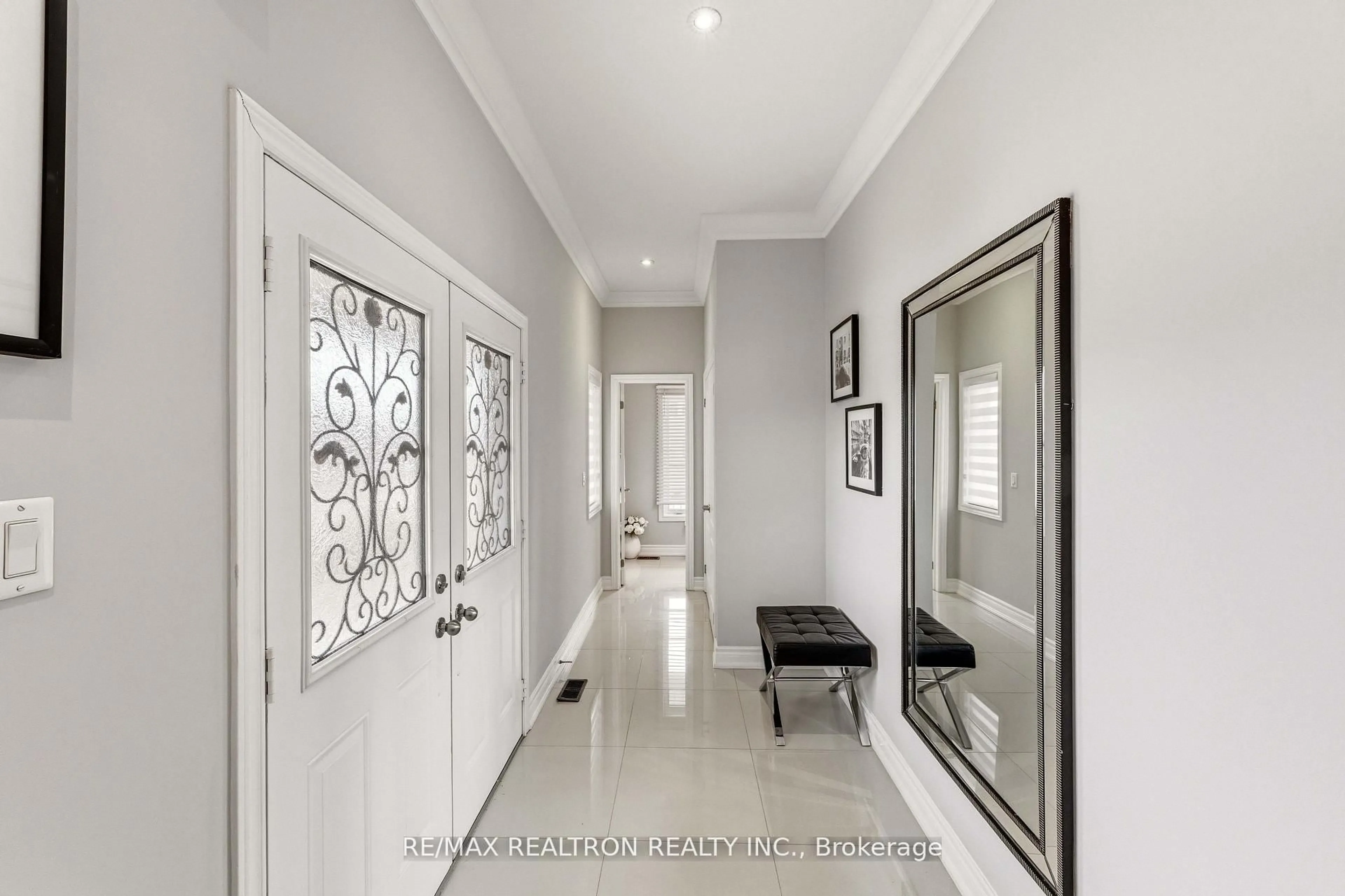 Indoor entryway for 2 Daniel Bram Dr, Vaughan Ontario L6A 0L4