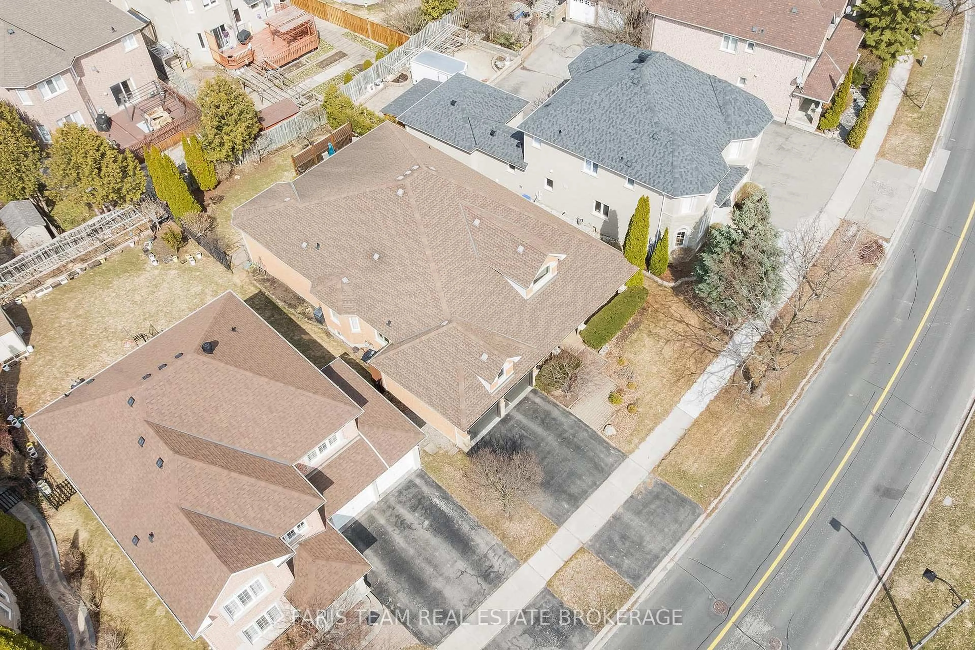 A pic from outside/outdoor area/front of a property/back of a property/a pic from drone, street for 97 Rouge Bank Dr, Markham Ontario L3S 4B7