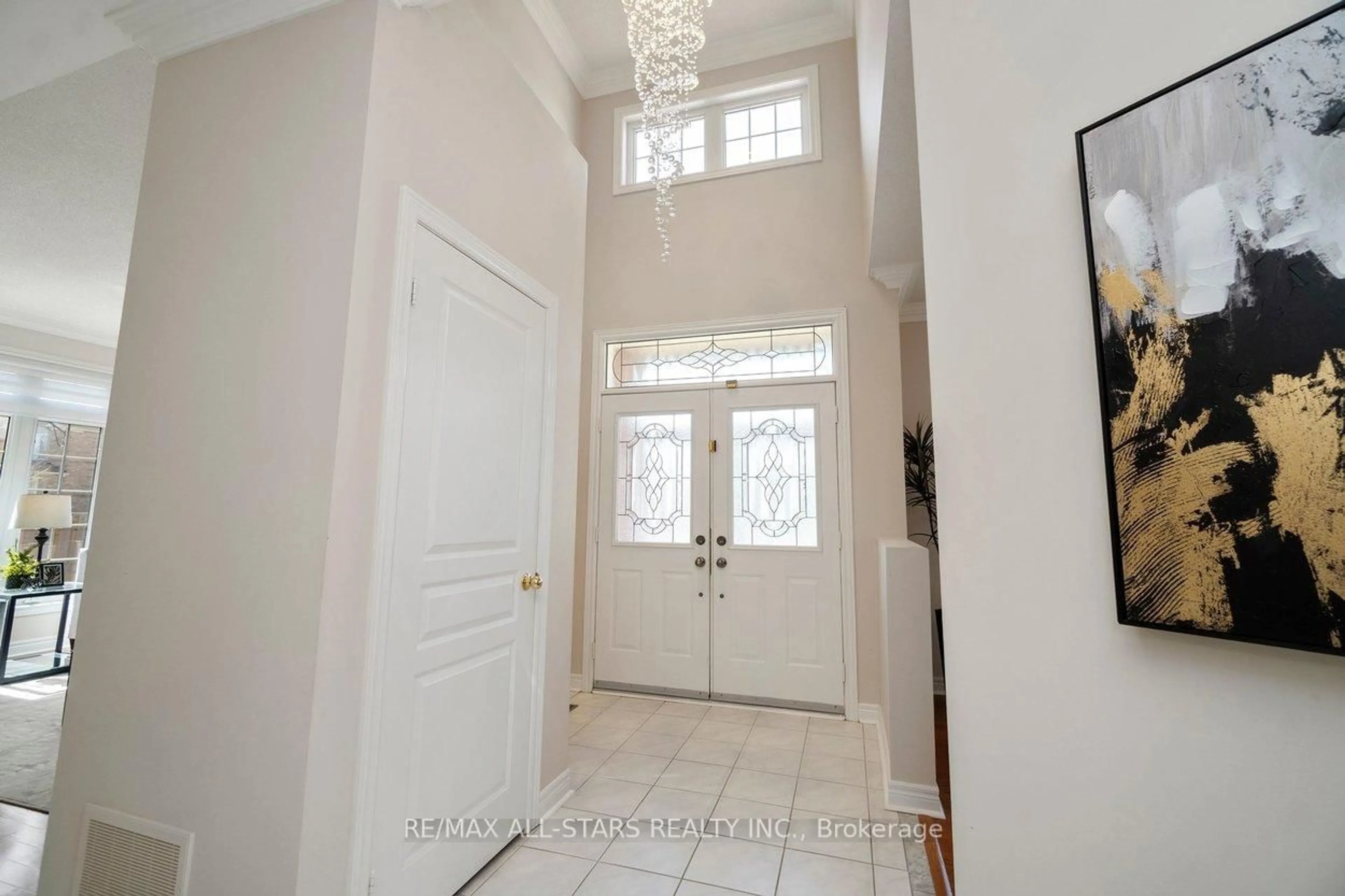 Indoor entryway for 142 Saffron St, Markham Ontario L6E 1M3