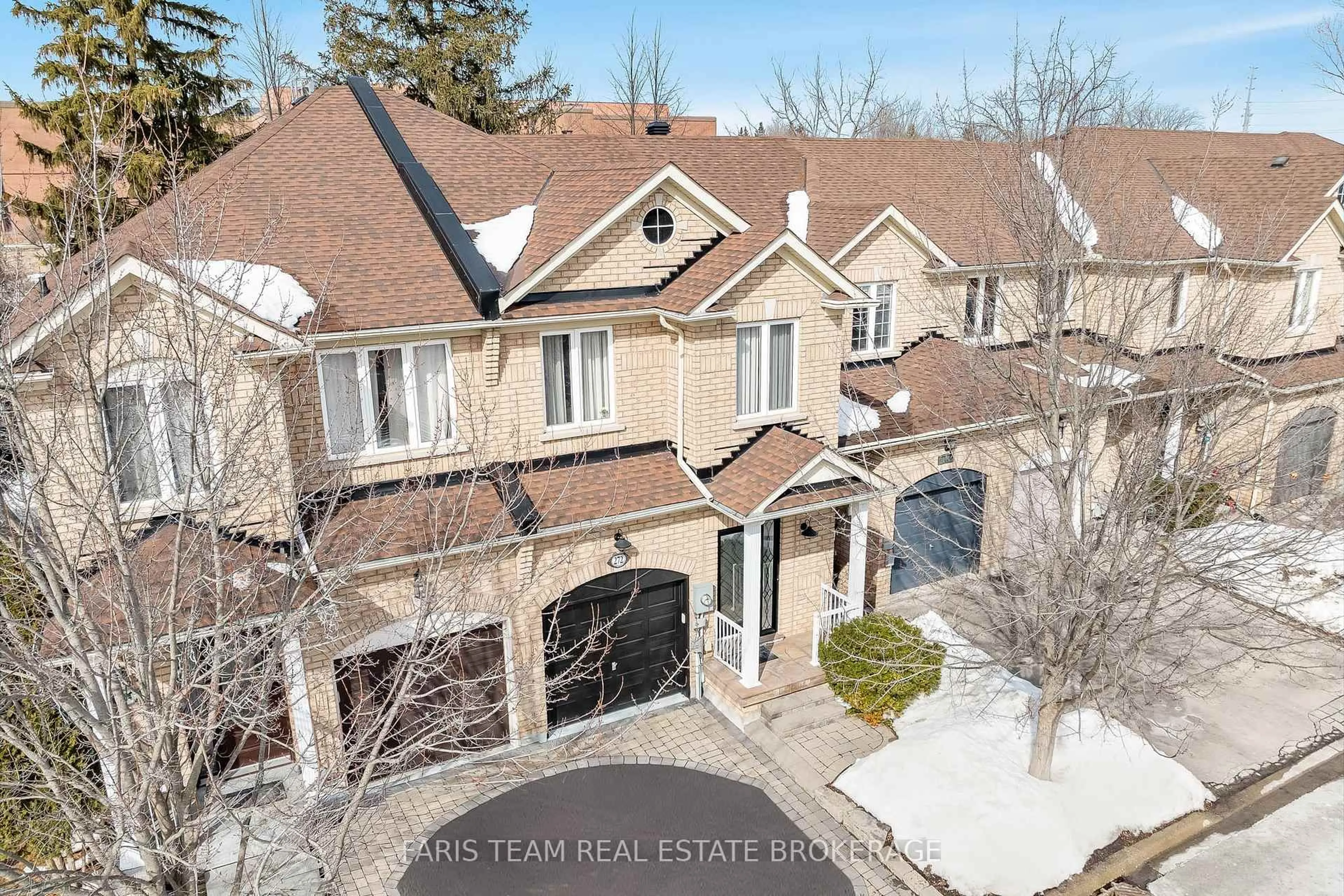 A pic from outside/outdoor area/front of a property/back of a property/a pic from drone, street for 272 Tom Taylor Cres, Newmarket Ontario L3X 3E8