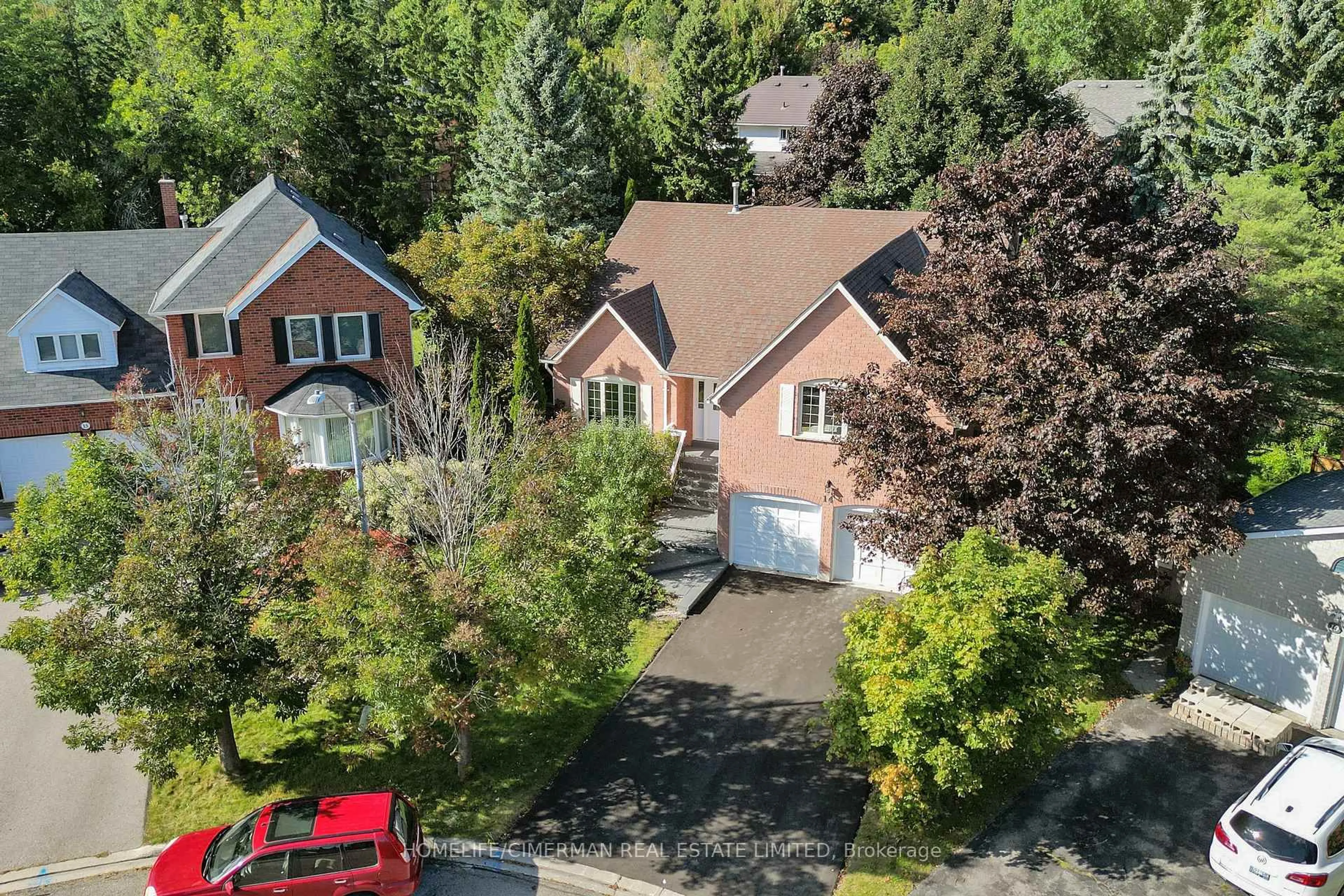 A pic from outside/outdoor area/front of a property/back of a property/a pic from drone, street for 14 Laurwood Crt, Aurora Ontario L4G 5C2