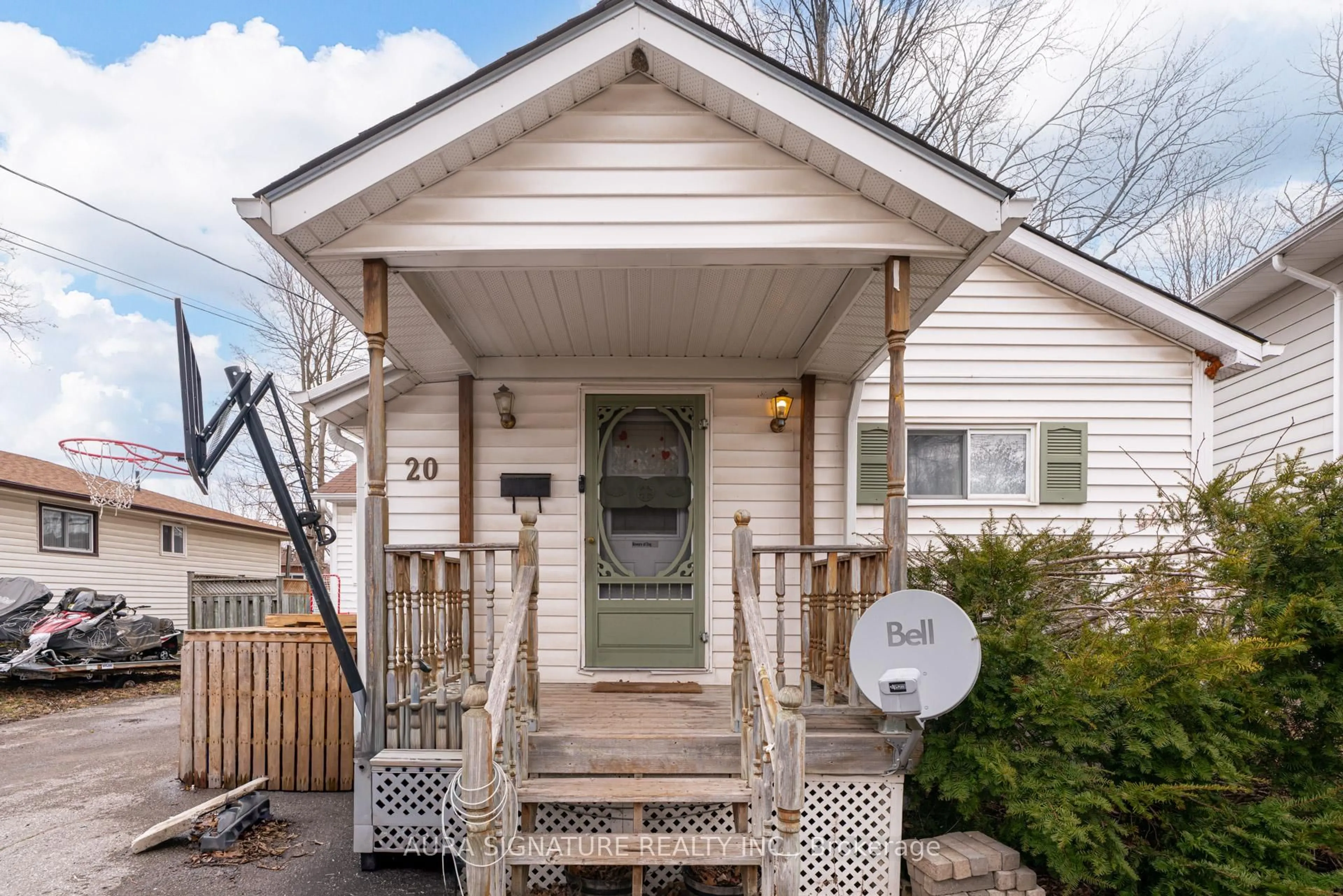 Home with vinyl exterior material, street for 20 Riveredge Dr, Georgina Ontario L4P 2N9