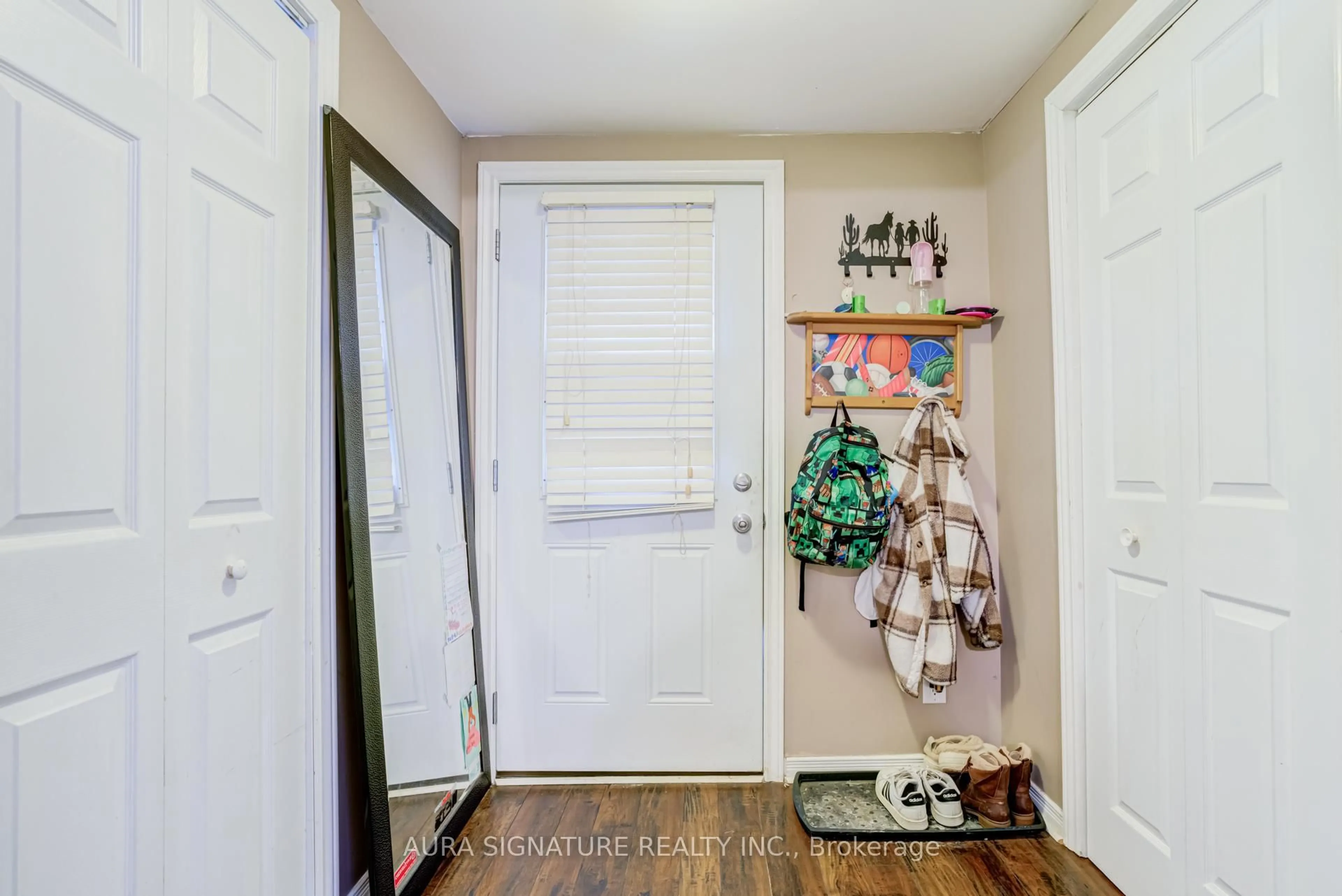 Indoor entryway for 20 Riveredge Dr, Georgina Ontario L4P 2N9