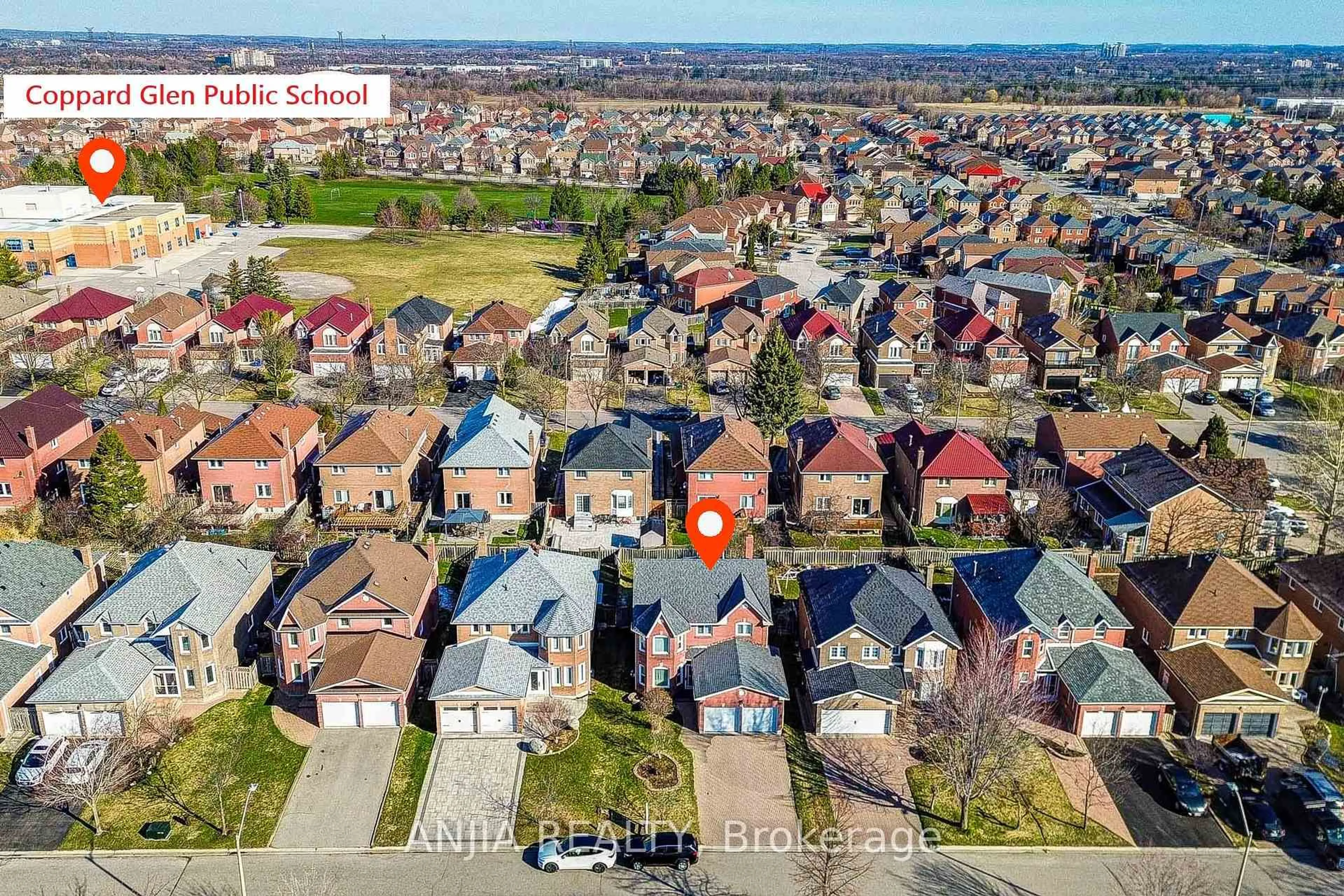 A pic from outside/outdoor area/front of a property/back of a property/a pic from drone, street for 34 Baylawn Dr, Markham Ontario L3S 2R8