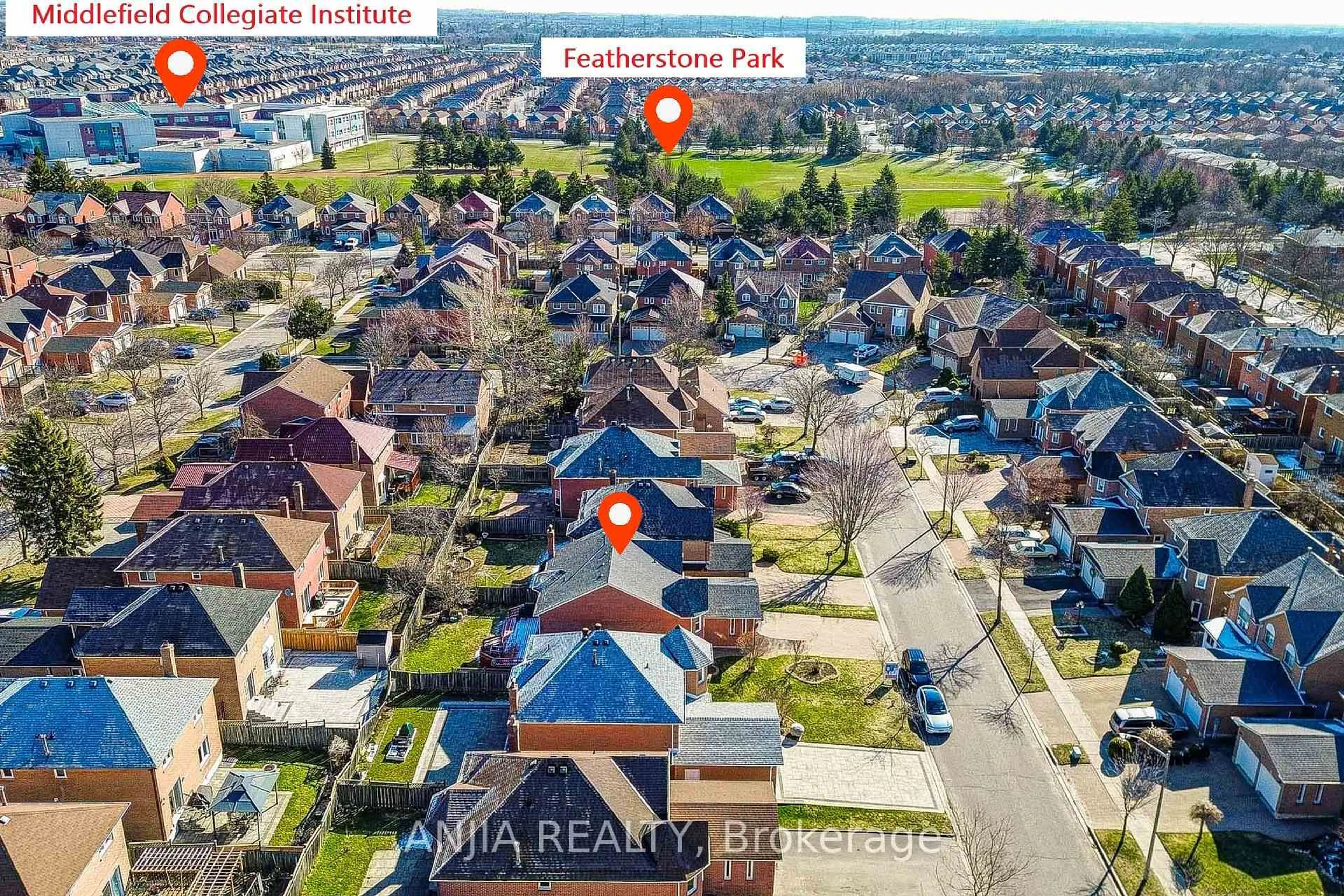 A pic from outside/outdoor area/front of a property/back of a property/a pic from drone, street for 34 Baylawn Dr, Markham Ontario L3S 2R8