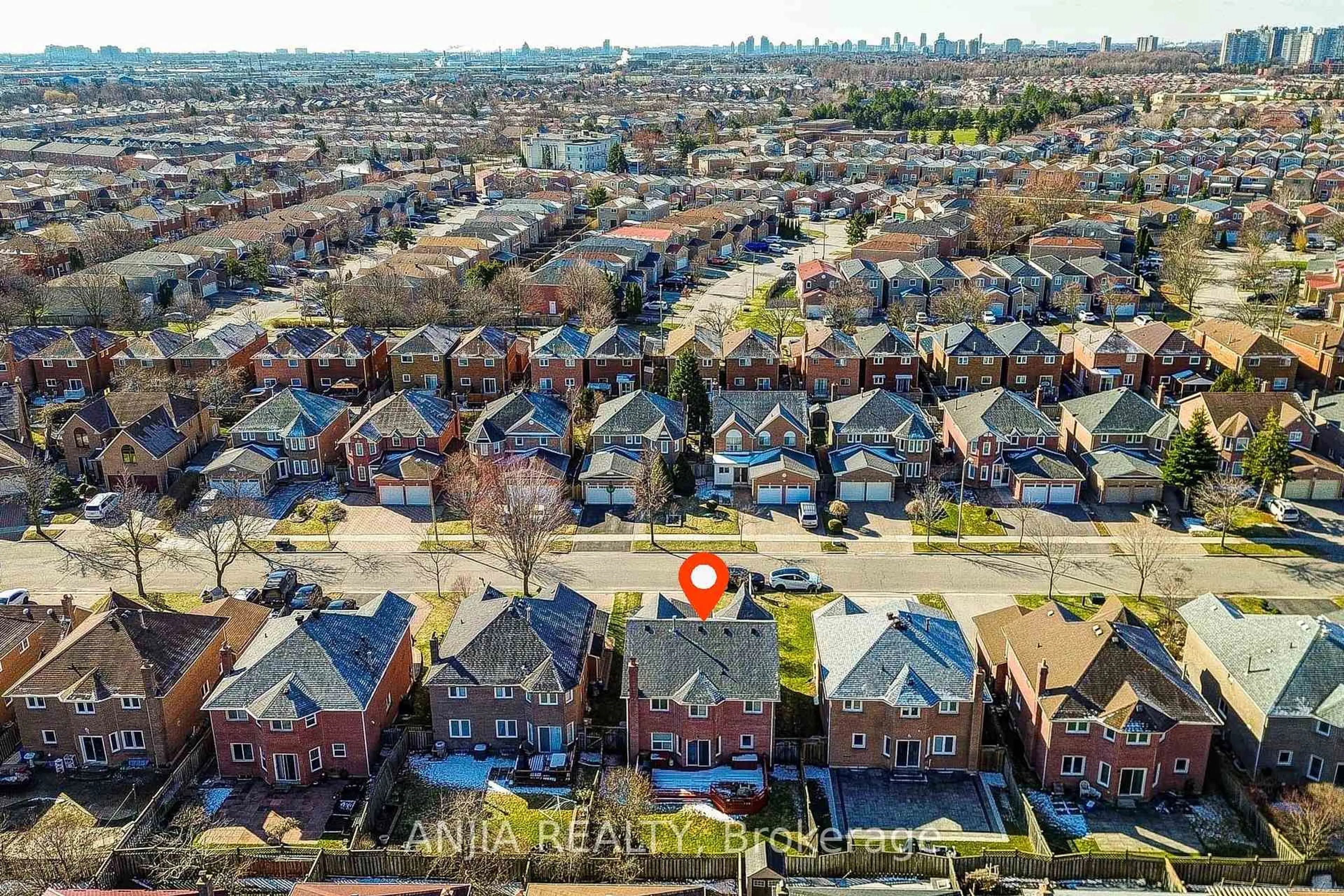 A pic from outside/outdoor area/front of a property/back of a property/a pic from drone, street for 34 Baylawn Dr, Markham Ontario L3S 2R8