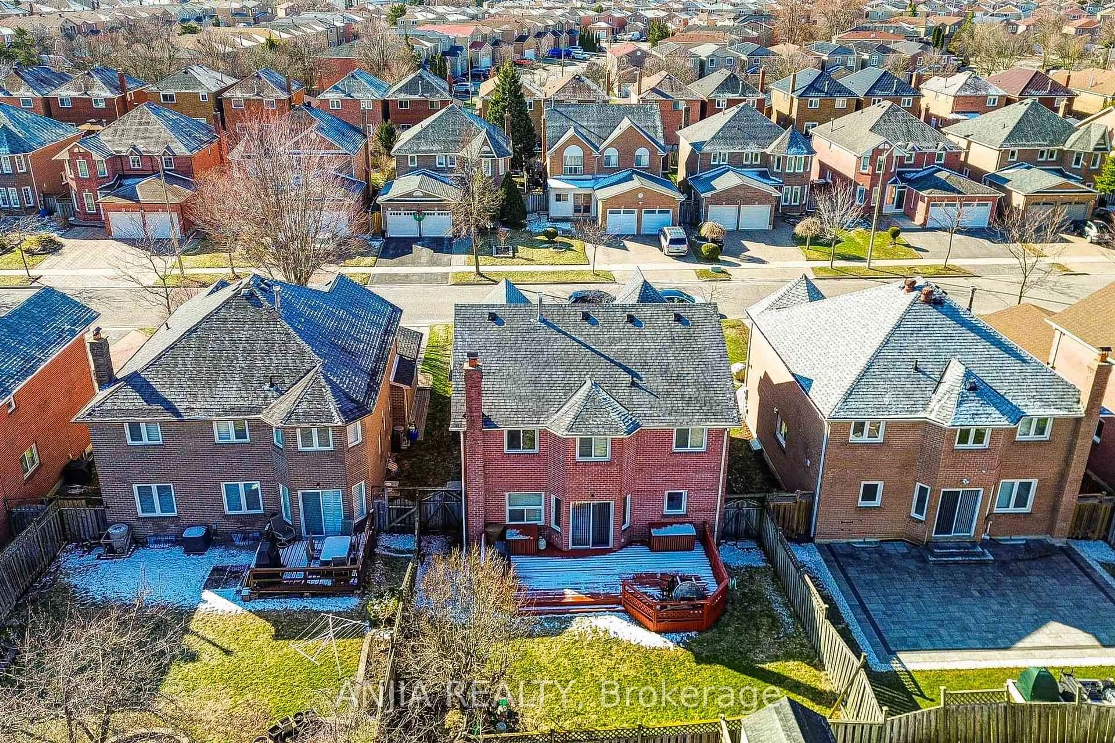 A pic from outside/outdoor area/front of a property/back of a property/a pic from drone, street for 34 Baylawn Dr, Markham Ontario L3S 2R8