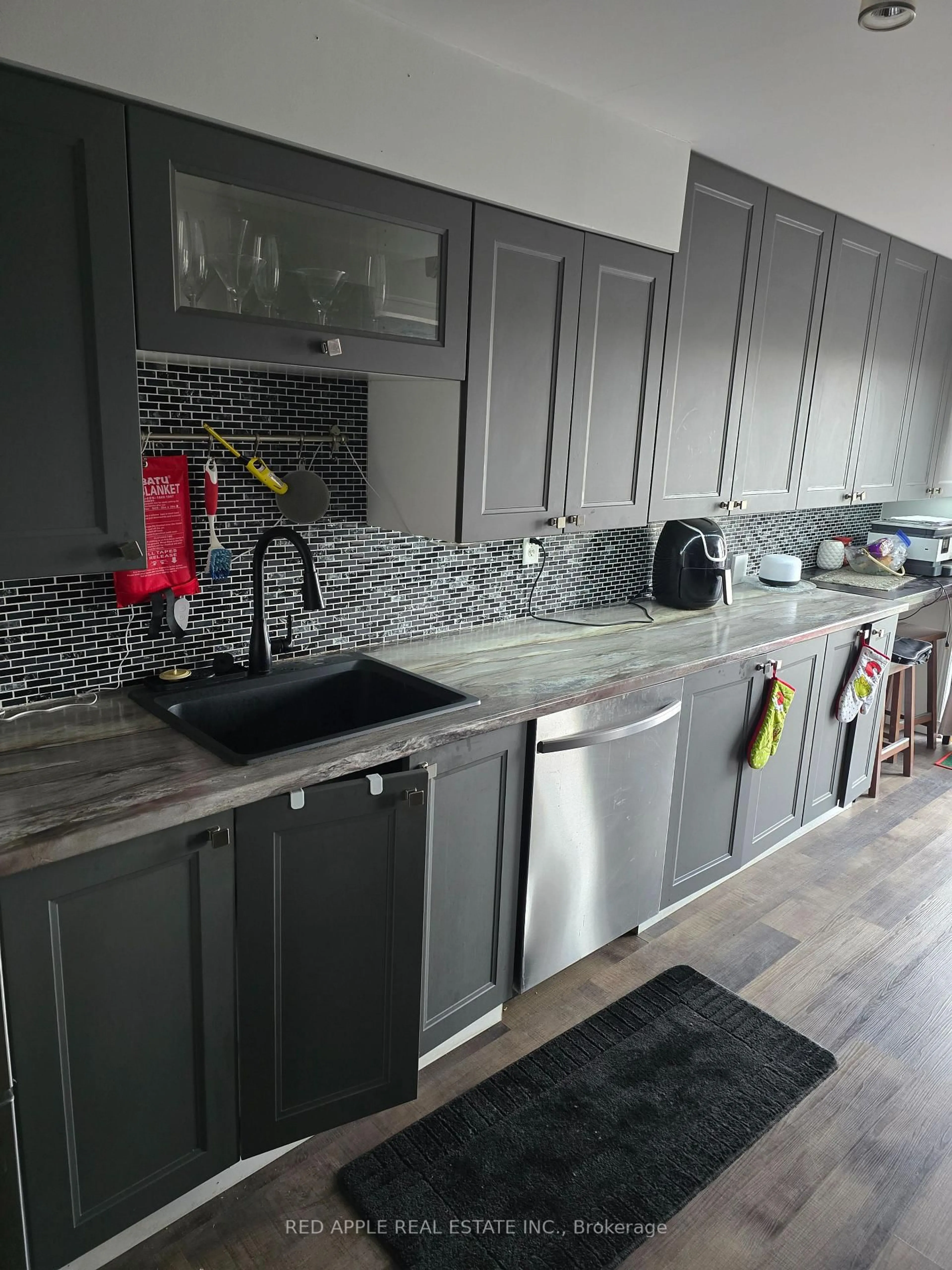 Unknown for 2029 Swan St, Innisfil Ontario L9S 0B5