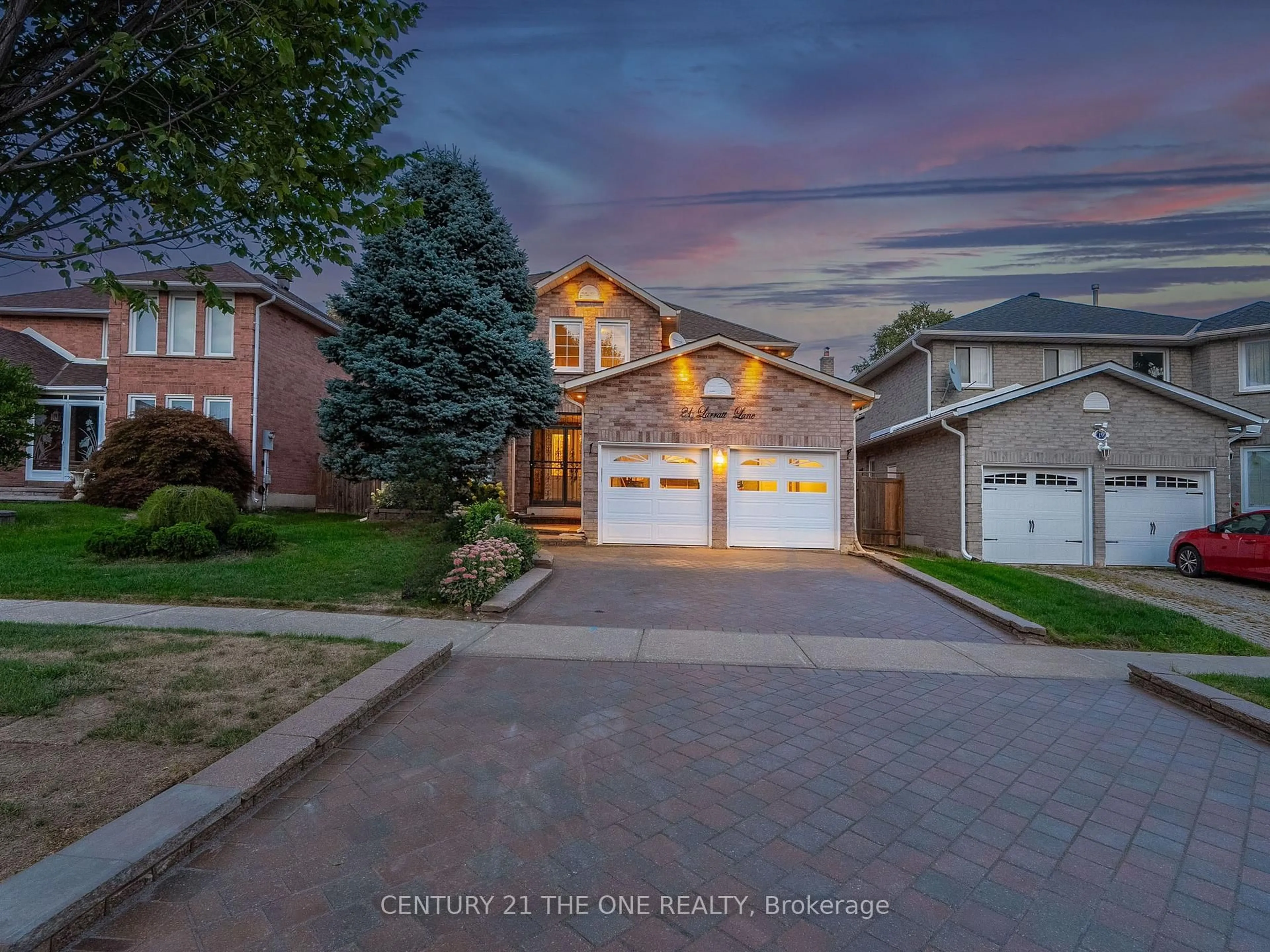 A pic from outside/outdoor area/front of a property/back of a property/a pic from drone, street for 21 Larratt Lane, Richmond Hill Ontario L4C 9J1