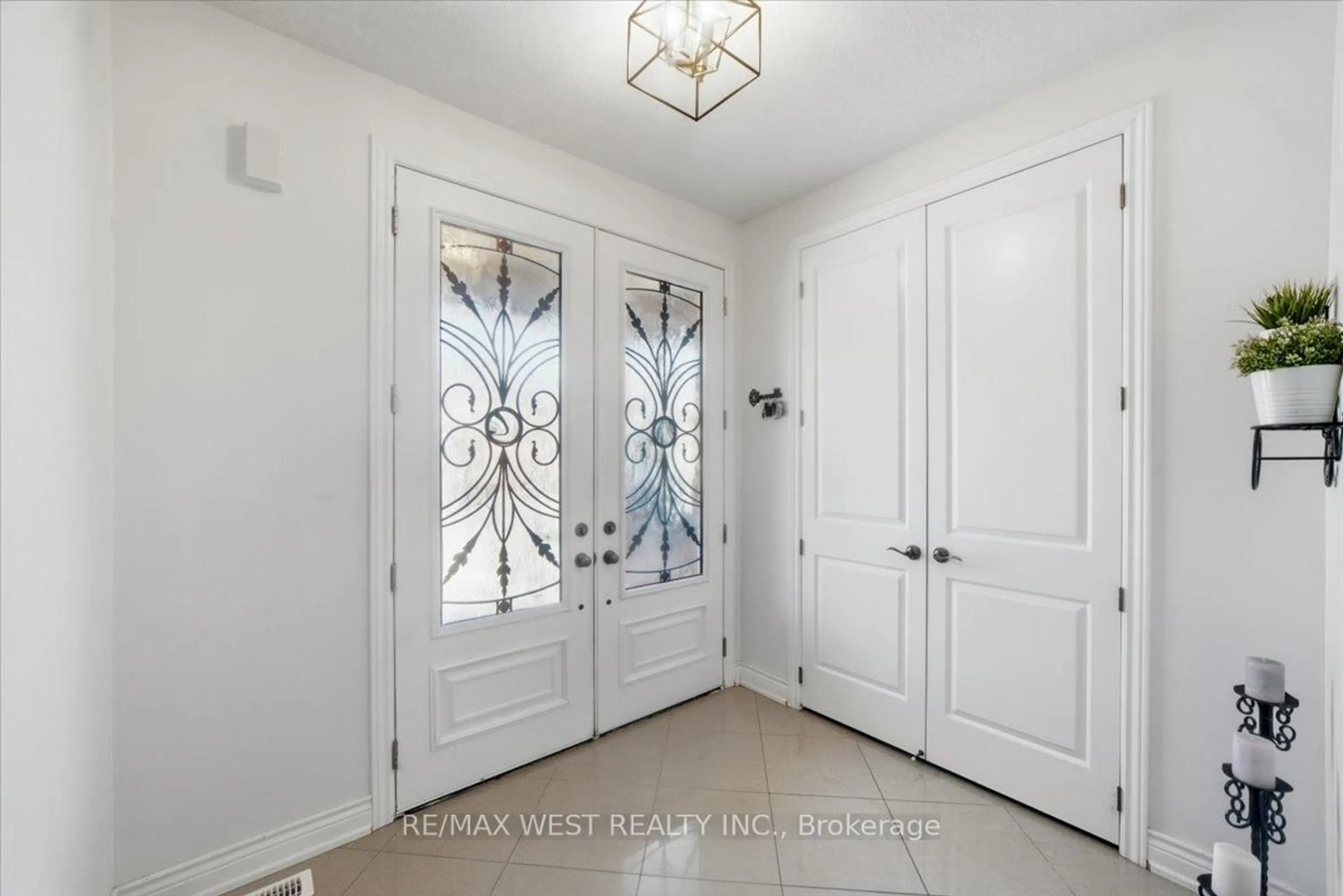 Indoor entryway for 75 Morrison Ave, New Tecumseth Ontario L9R 0R4