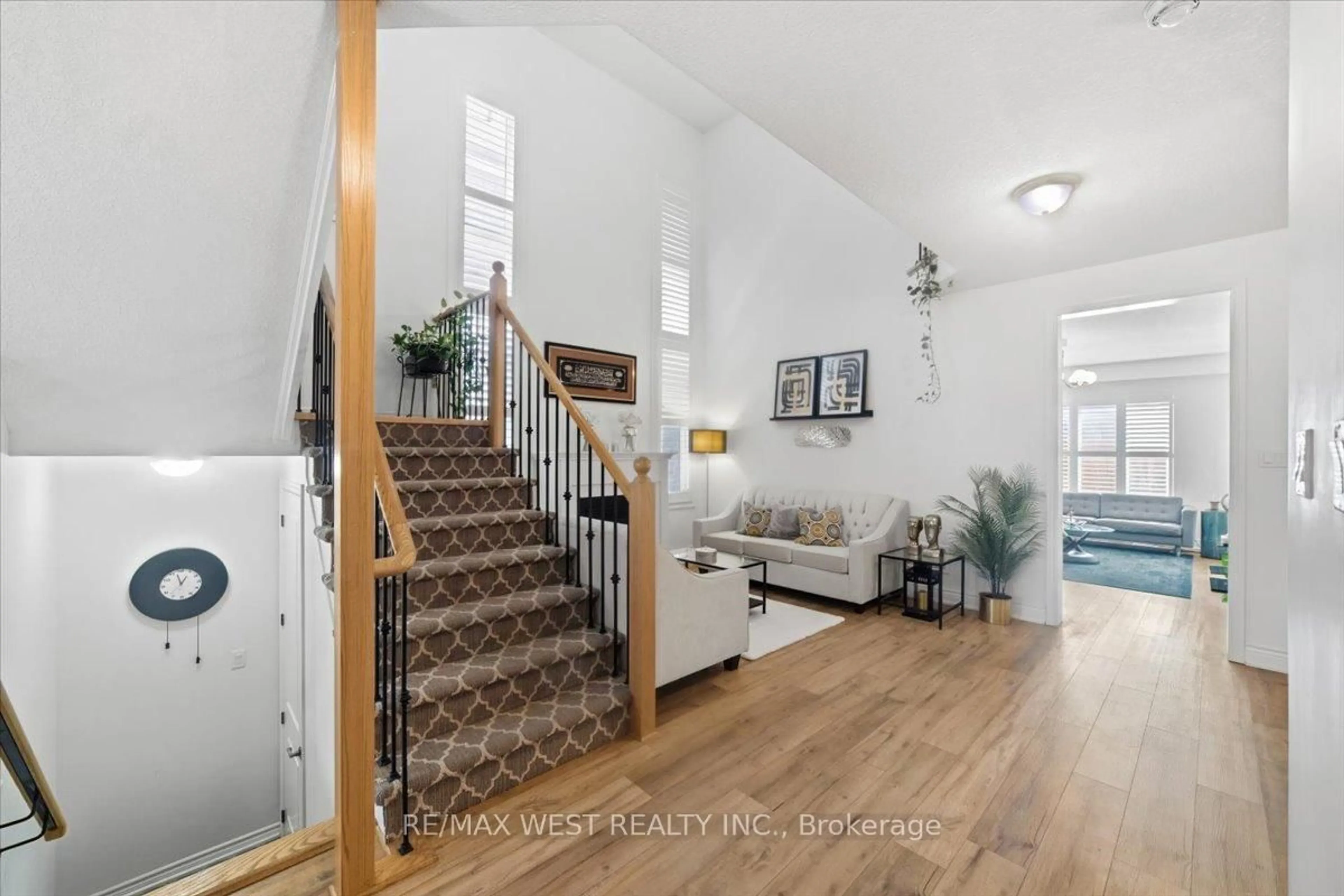 Indoor entryway for 75 Morrison Ave, New Tecumseth Ontario L9R 0R4