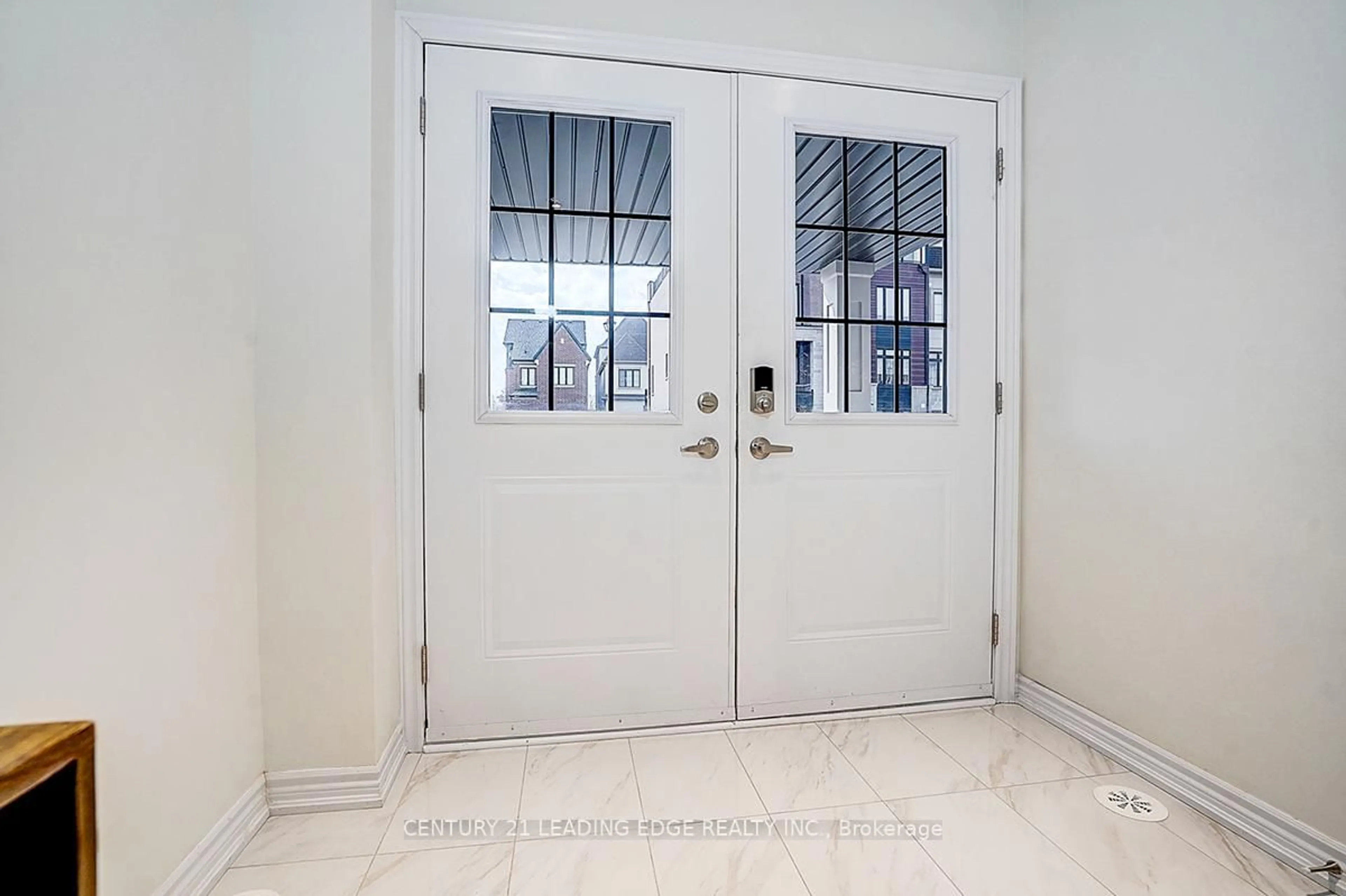 Indoor entryway for 32 WILLIAM SHEARN Cres, Markham Ontario L6C 3J4